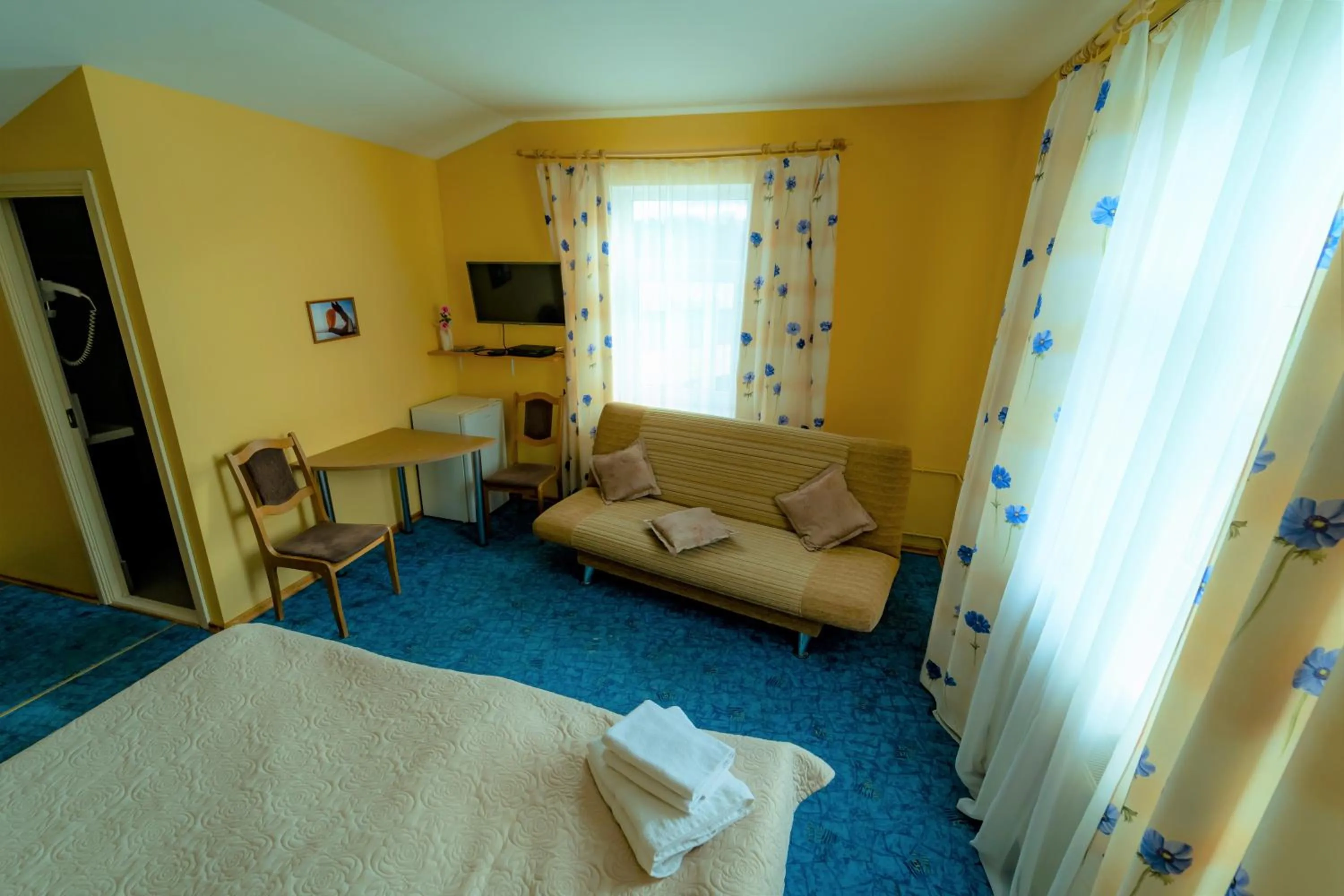 Seating area, Bed in Hotel Mare & Restaurant