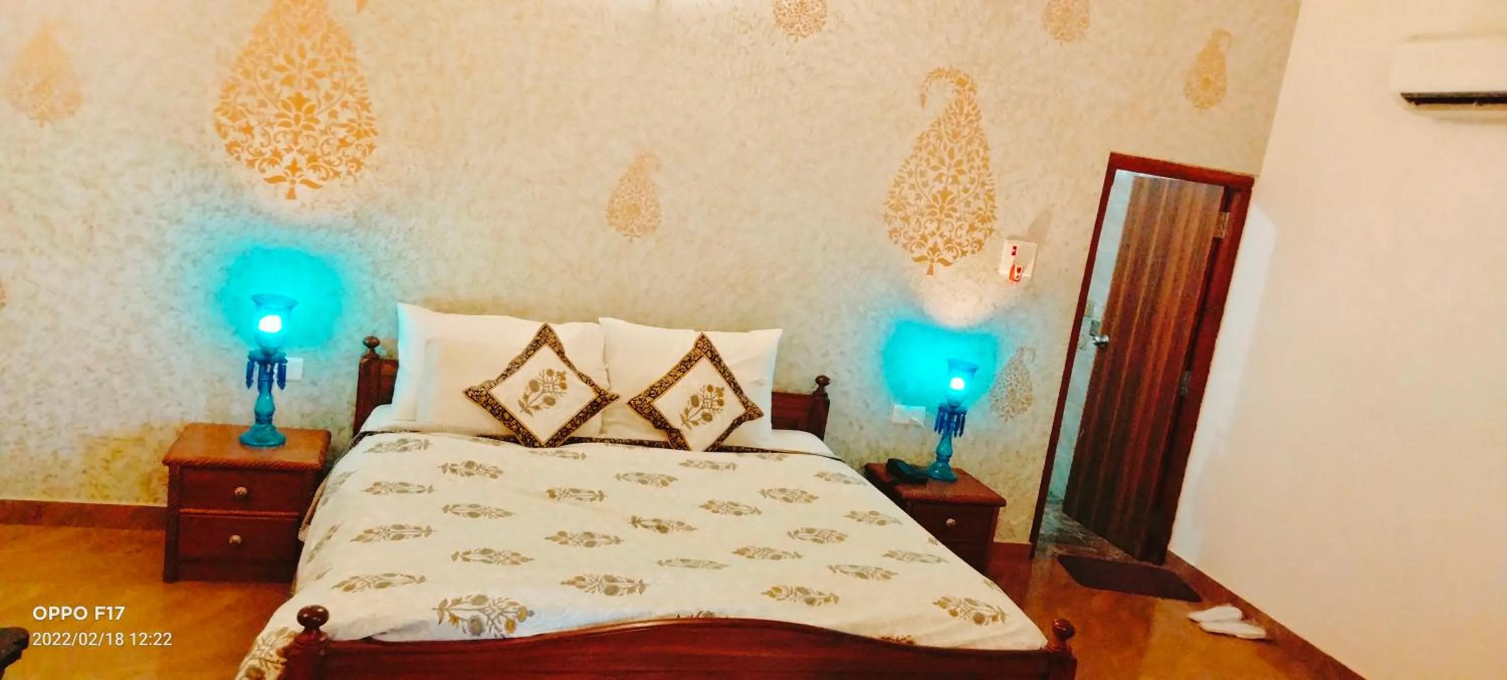 Bed in Vijaigarh Kothi - Heritage boutique