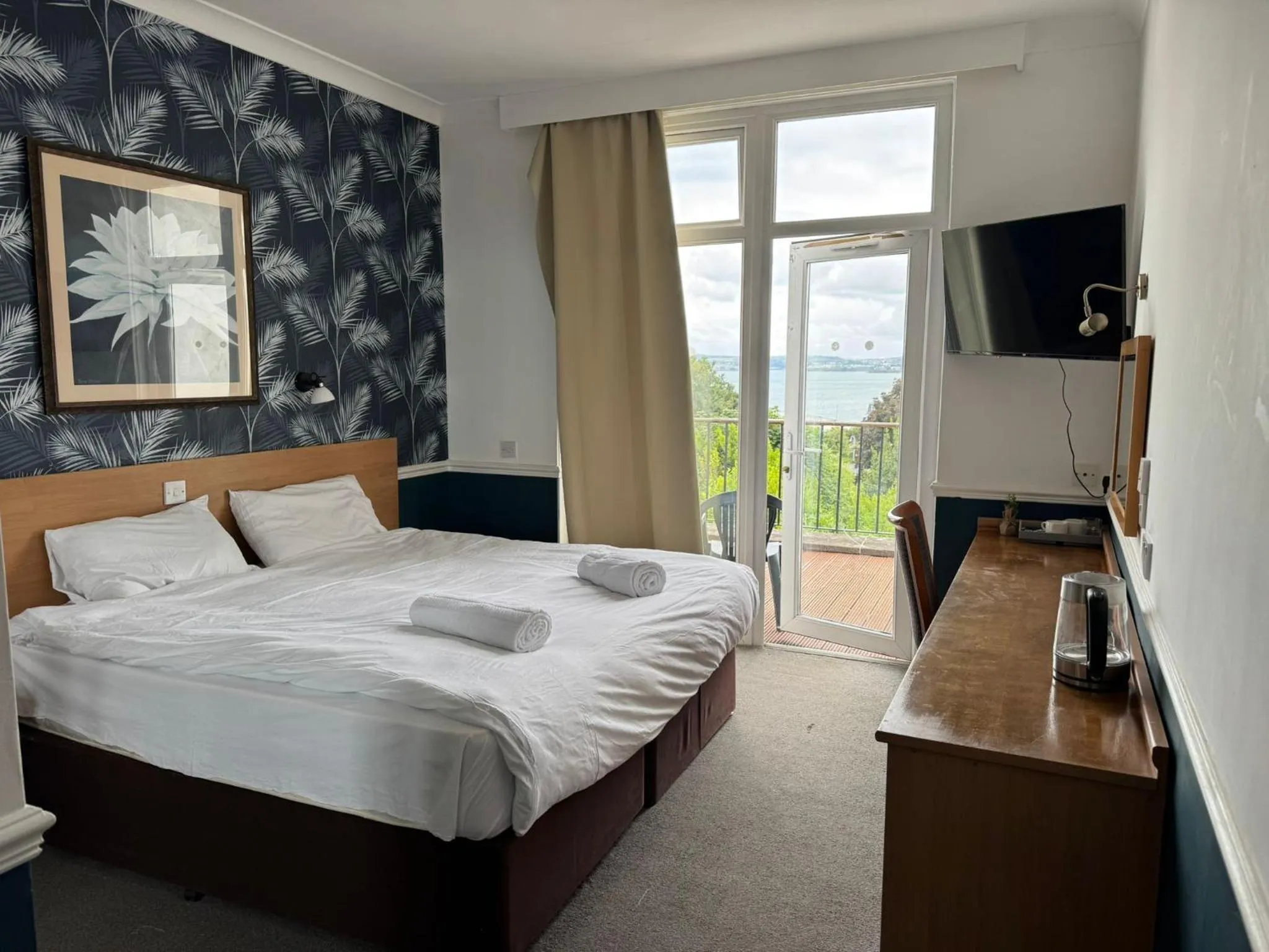 Bedroom, Bed in Diamond Hotel