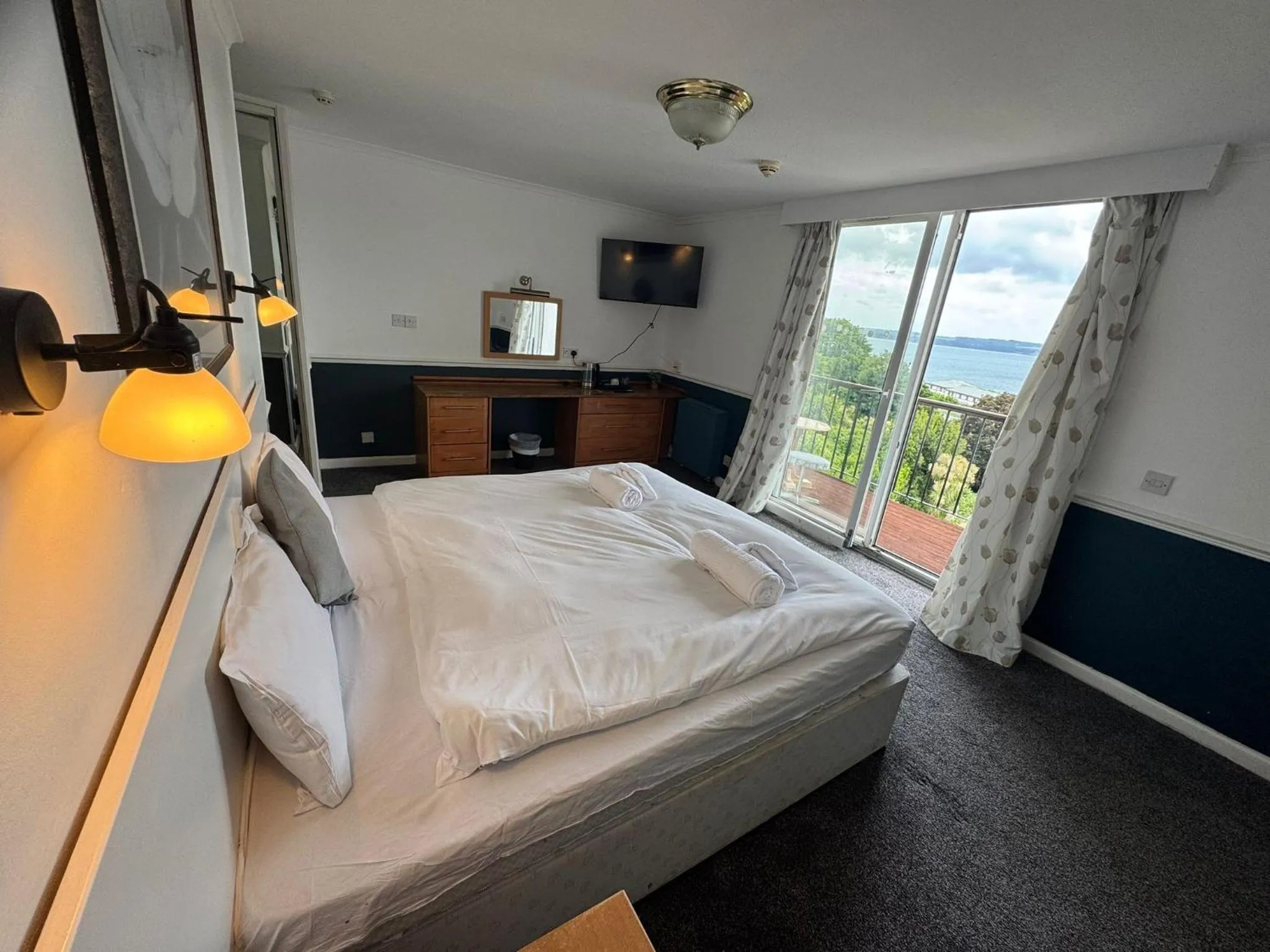 Bedroom, Bed in Diamond Hotel