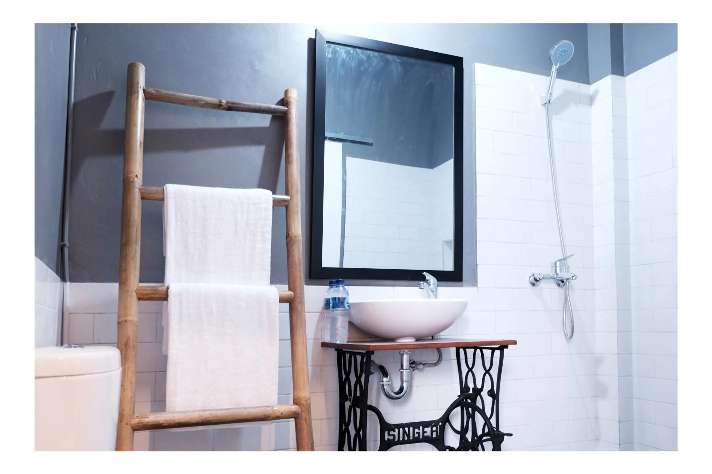 Shower in Hinggil Homestay Syariah Malioboro Yogya Mitra RedDoorz