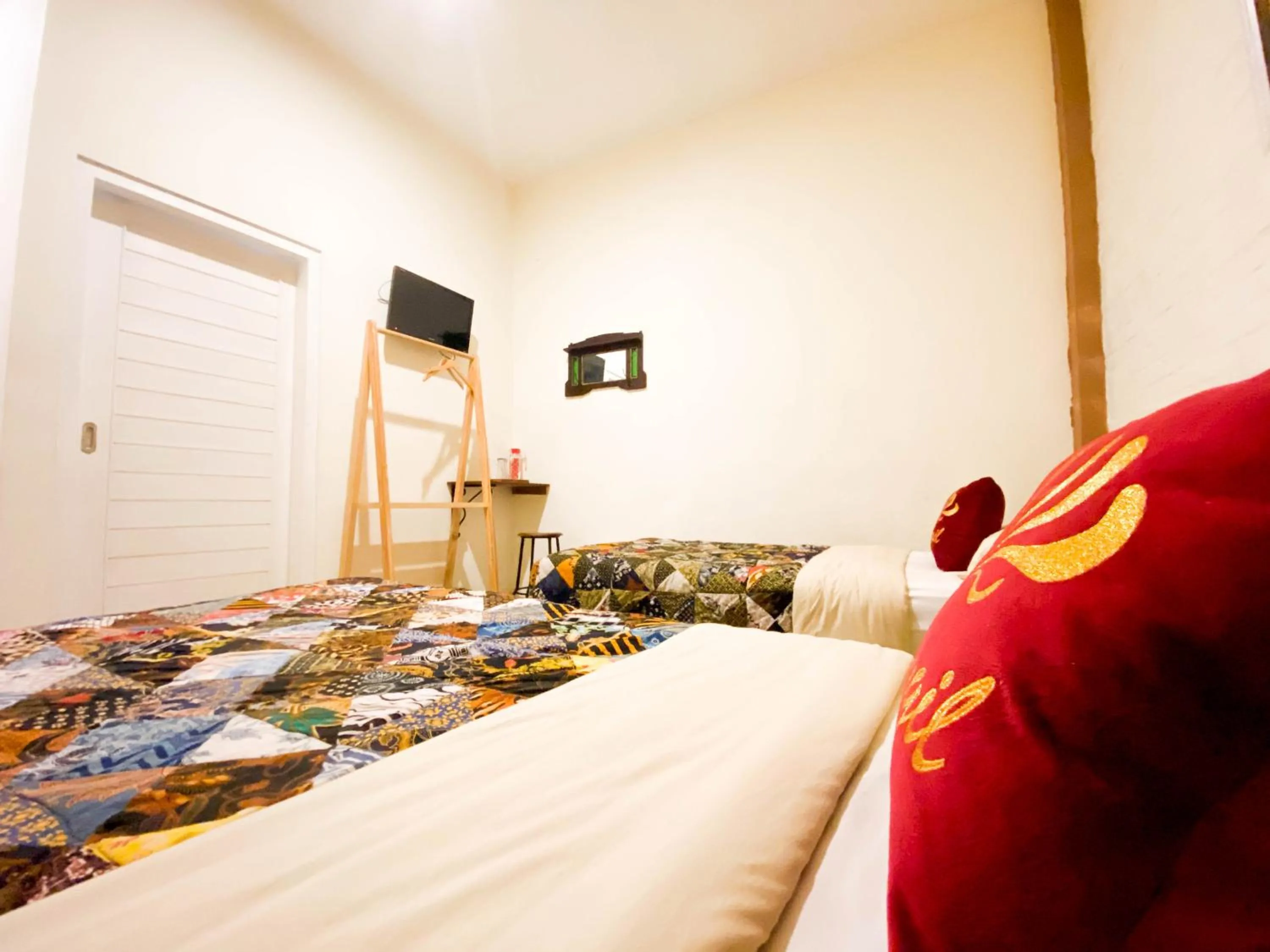 Photo of the whole room, Bed in Hinggil Homestay Syariah Malioboro Yogya Mitra RedDoorz