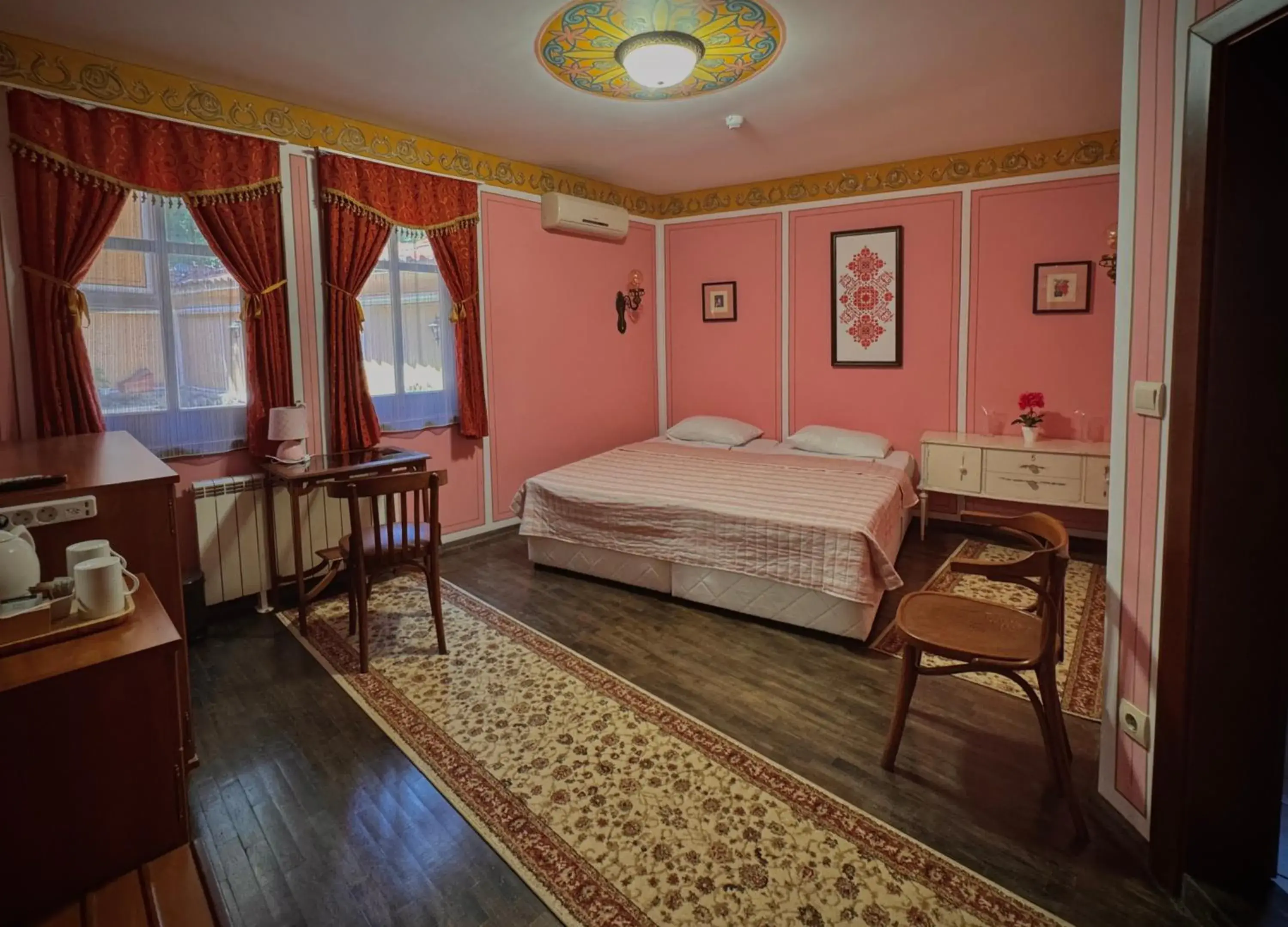 Standard Twin Room with Garden View - single occupancy in Family Hotel at Renaissance Square Standard Twin Room with Garden View - single occupancy in Family Hotel at Renaissance Square