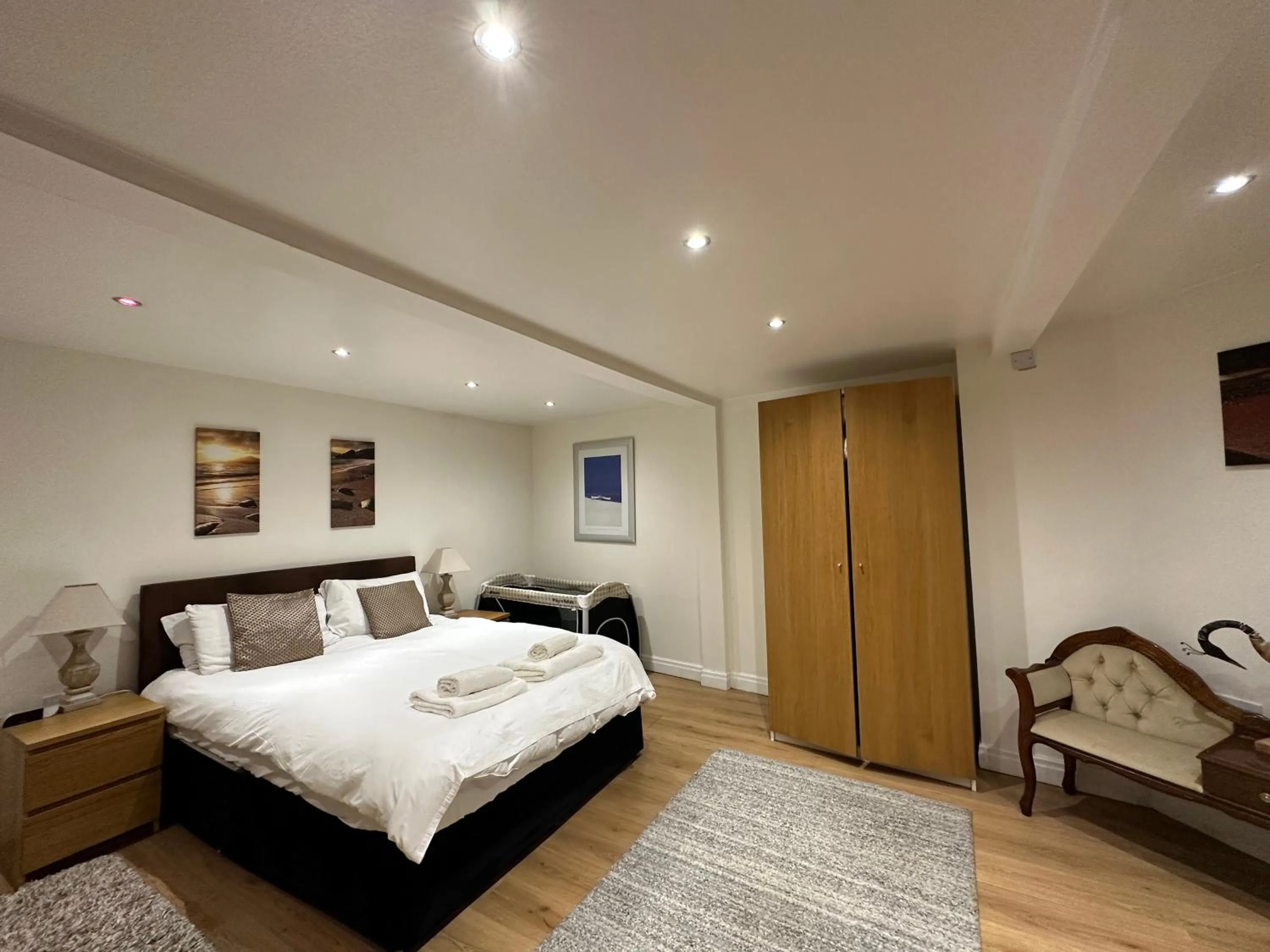 Bedroom, Bed in The Carlton's Holiday Suites