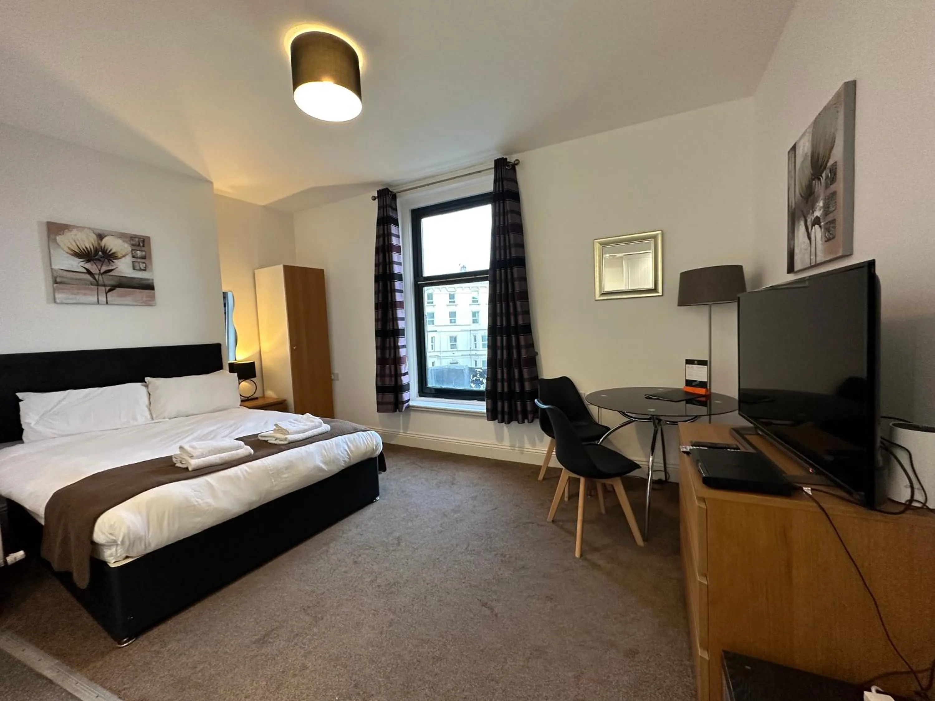 Bedroom, Bed in The Carlton's Holiday Suites