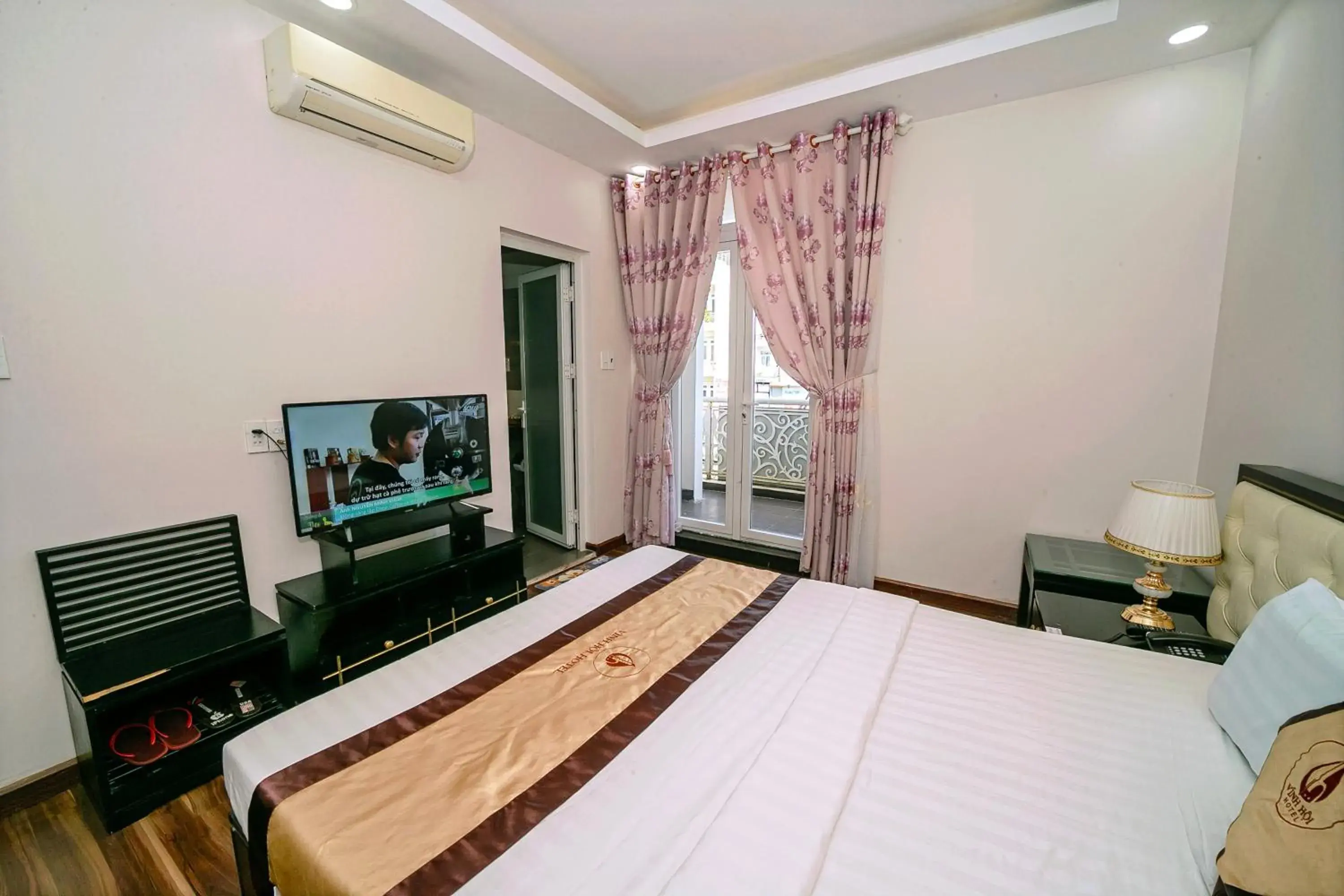 Double Room with Balcony (2 Adults + 1 Child) in Khách sạn Vĩnh Hội Double Room with Balcony (2 Adults + 1 Child) in Khách sạn Vĩnh Hội