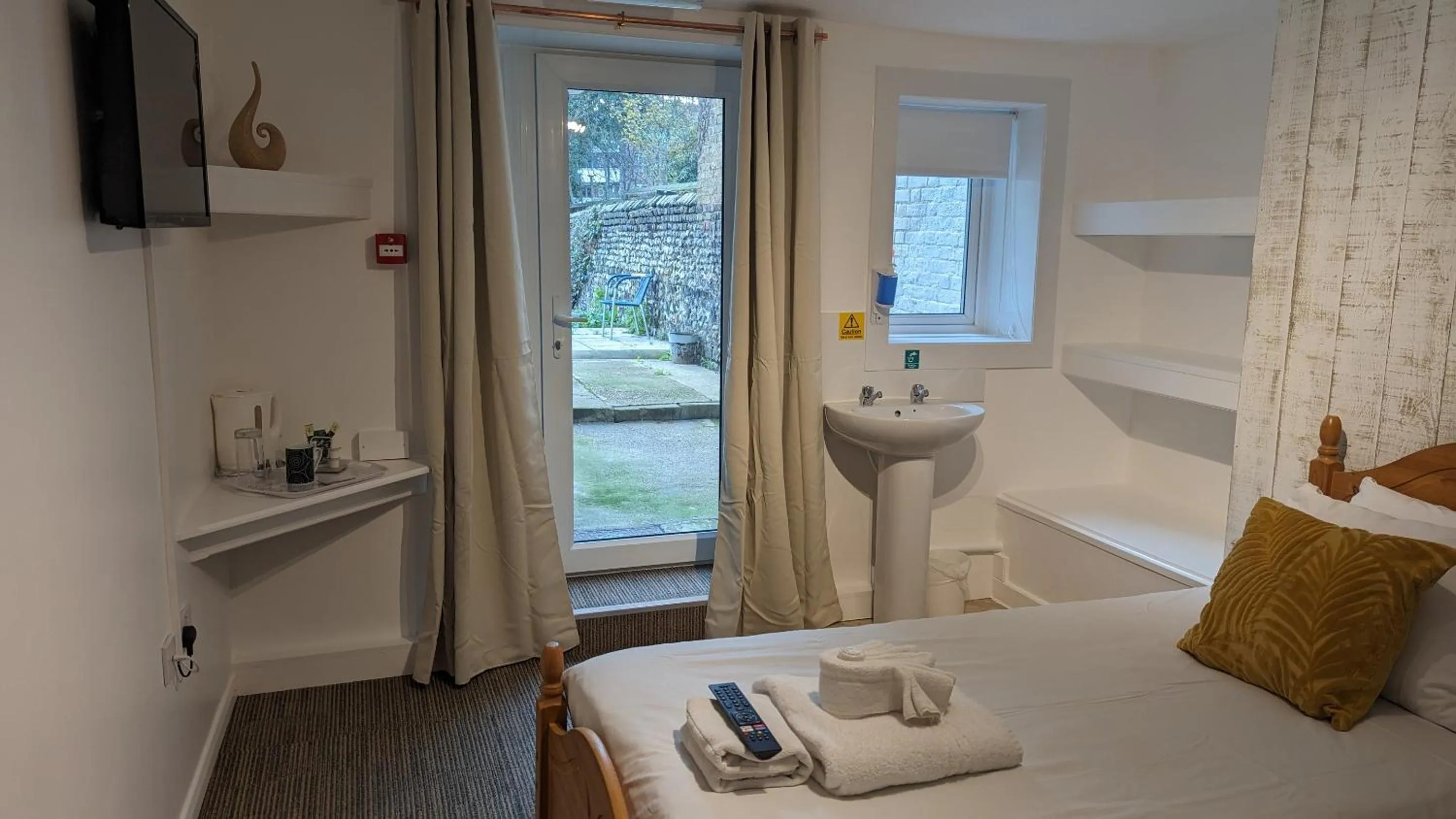 Bedroom, Bed in Dover Town Rooms - Short Lets & Serviced Accommodation - Dover