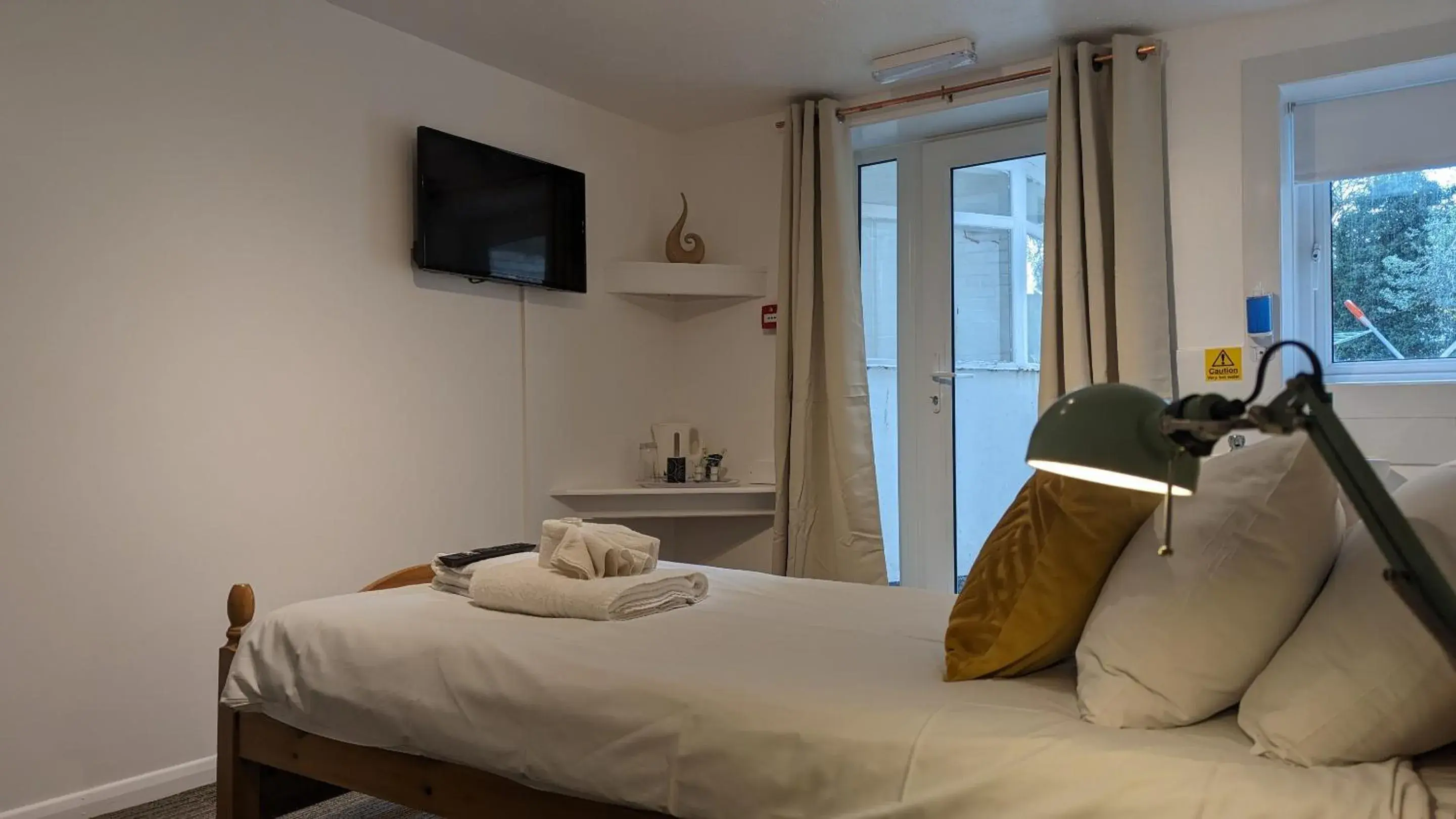 Economy Single Room - single occupancy in Dover Town Rooms - Short Lets & Serviced Accommodation - Dover Economy Single Room - single occupancy in Dover Town Rooms - Short Lets & Serviced Accommodation - Dover