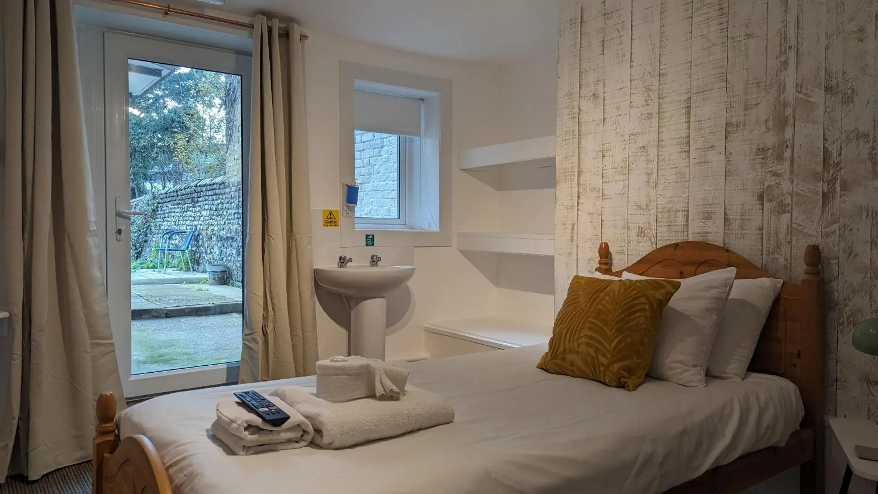 Economy Single Room - single occupancy in Dover Town Rooms - Short Lets & Serviced Accommodation - Dover Economy Single Room - single occupancy in Dover Town Rooms - Short Lets & Serviced Accommodation - Dover