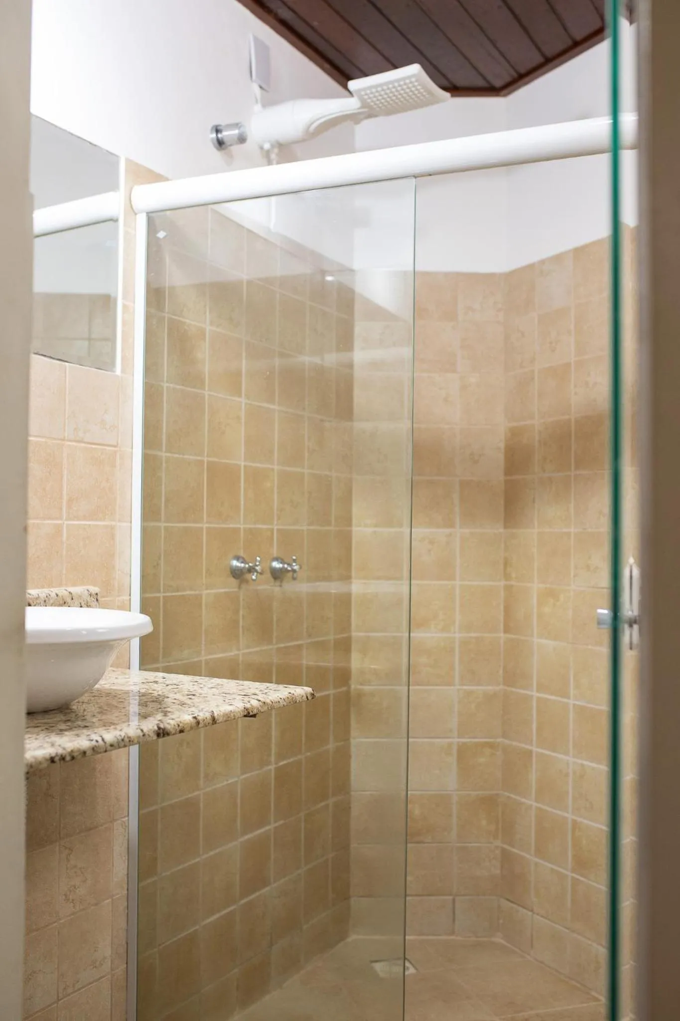 Shower in Concha Tropical Flat