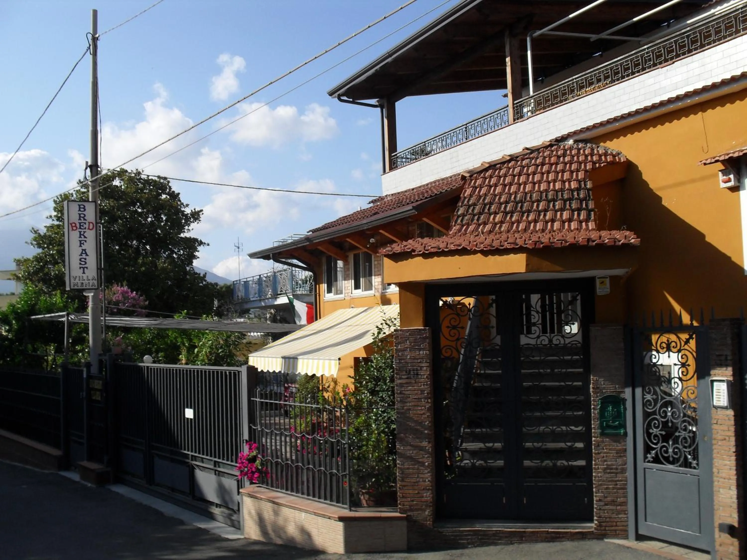 Facade/entrance in Villa mena pompei