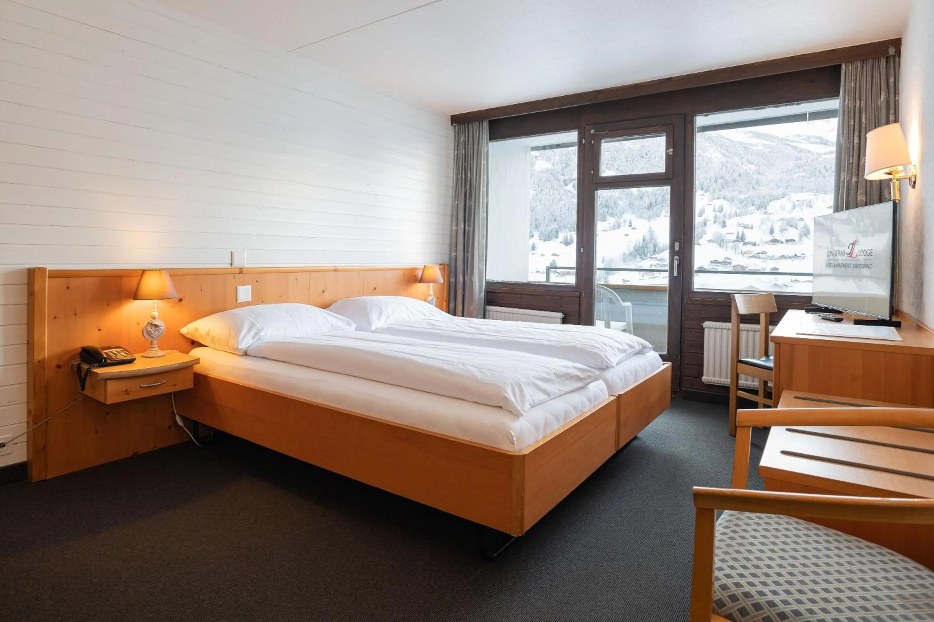 Photo of the whole room, Bed in Jungfrau Lodge, Annex Crystal