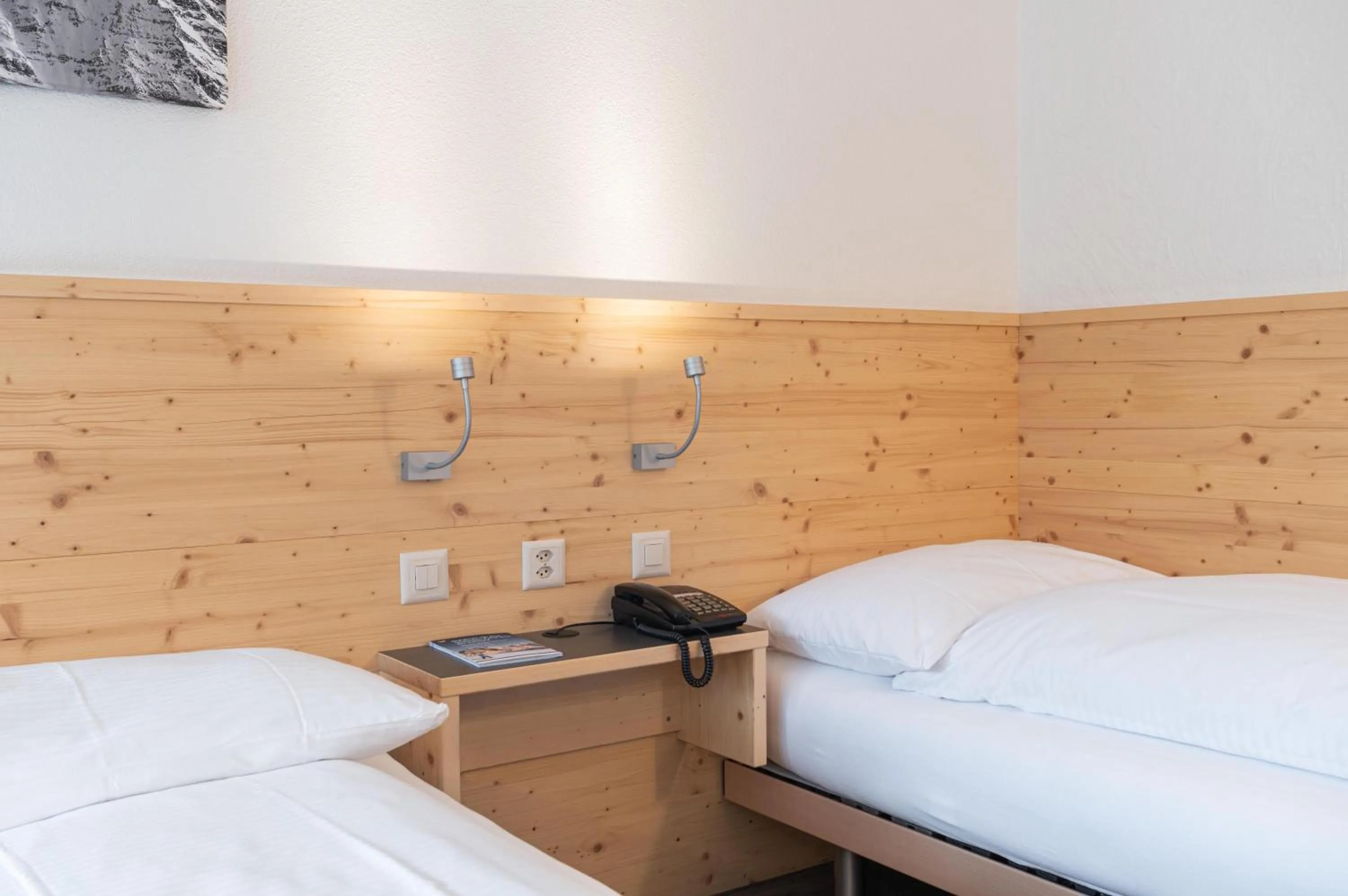 Photo of the whole room, Bed in Jungfrau Lodge, Annex Crystal