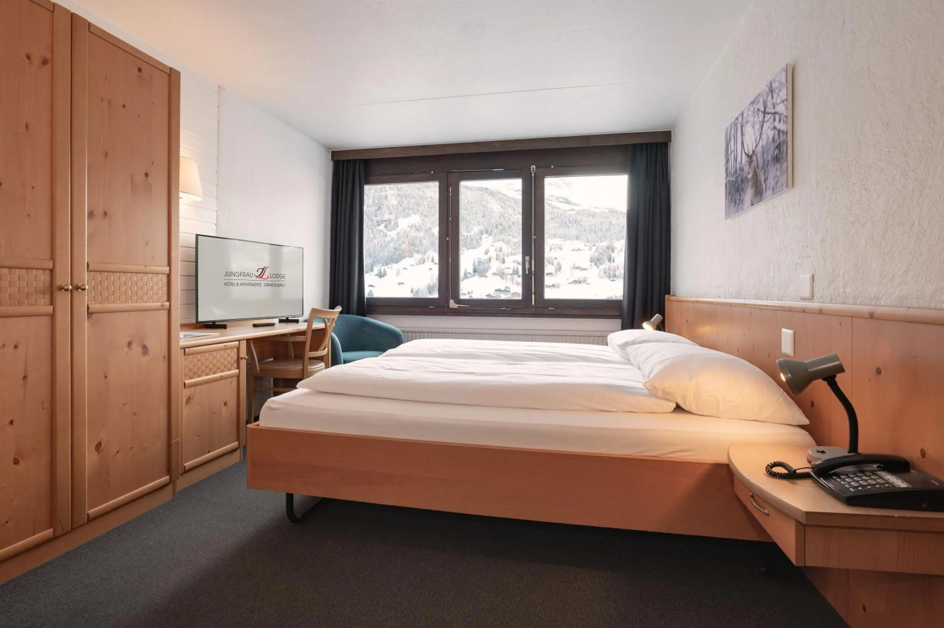 Photo of the whole room, Bed in Jungfrau Lodge, Annex Crystal