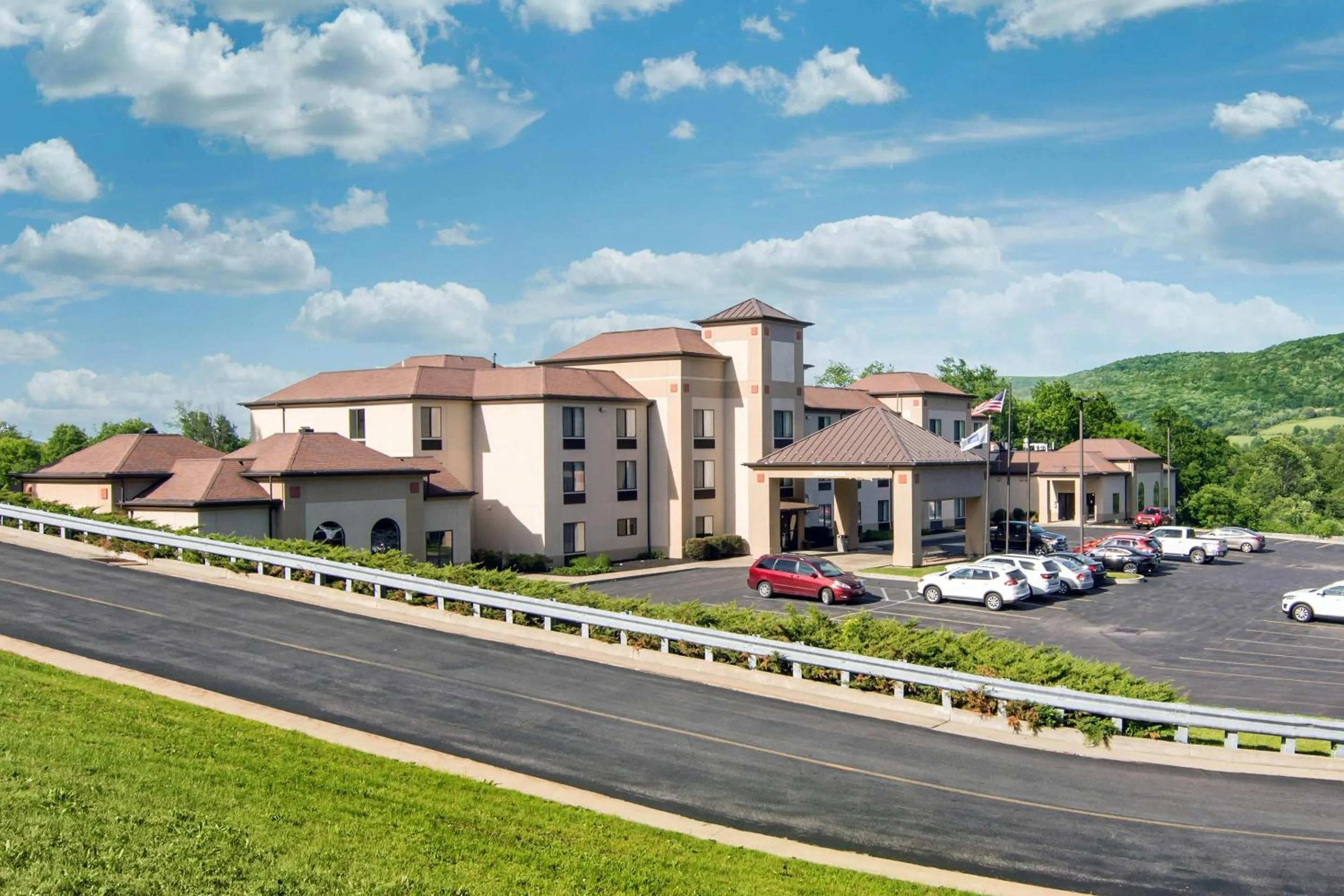 Property building in Comfort Inn & Suites Cooperstown - Milford