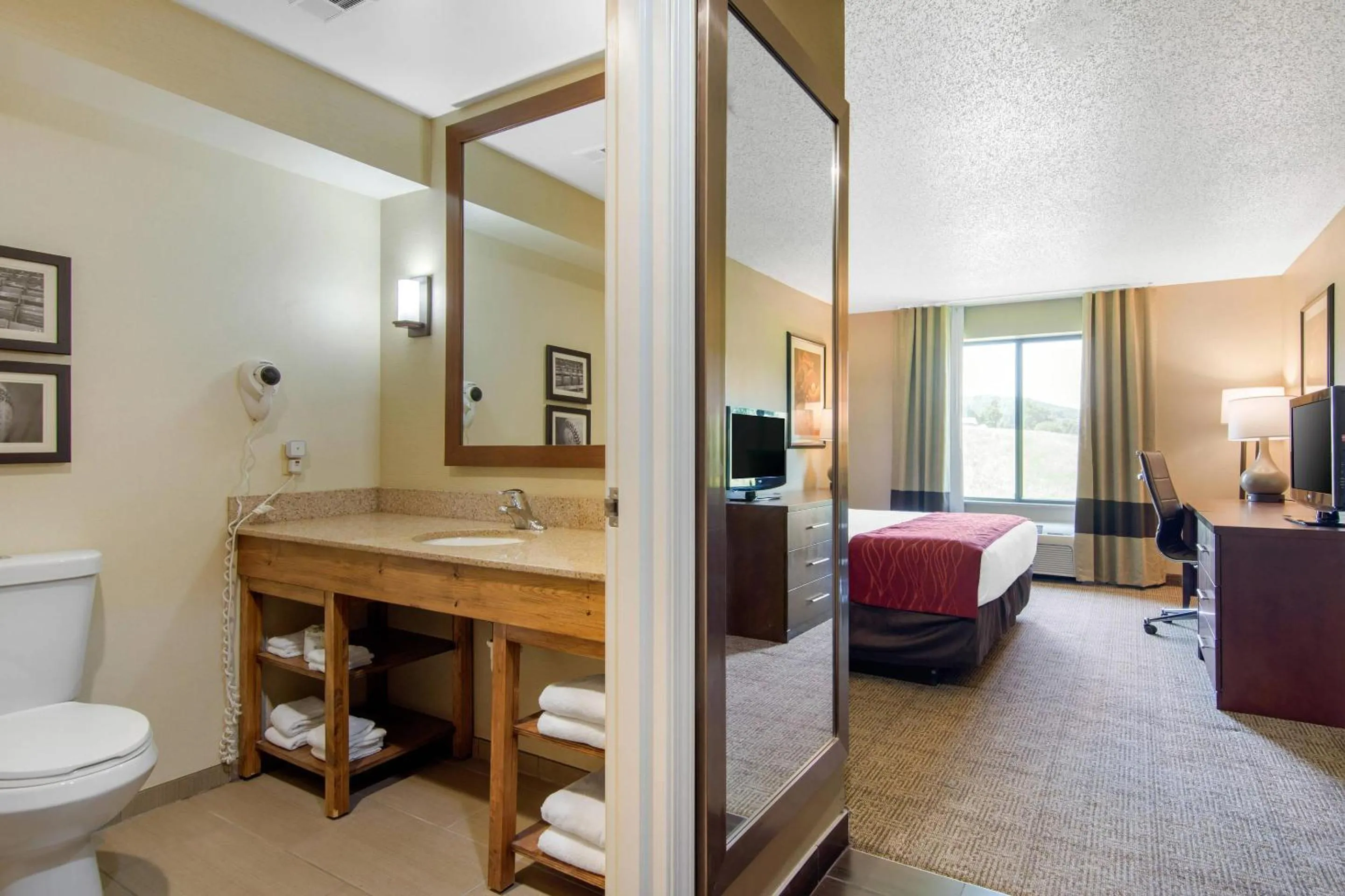 Bedroom, Bed in Comfort Inn & Suites Cooperstown - Milford