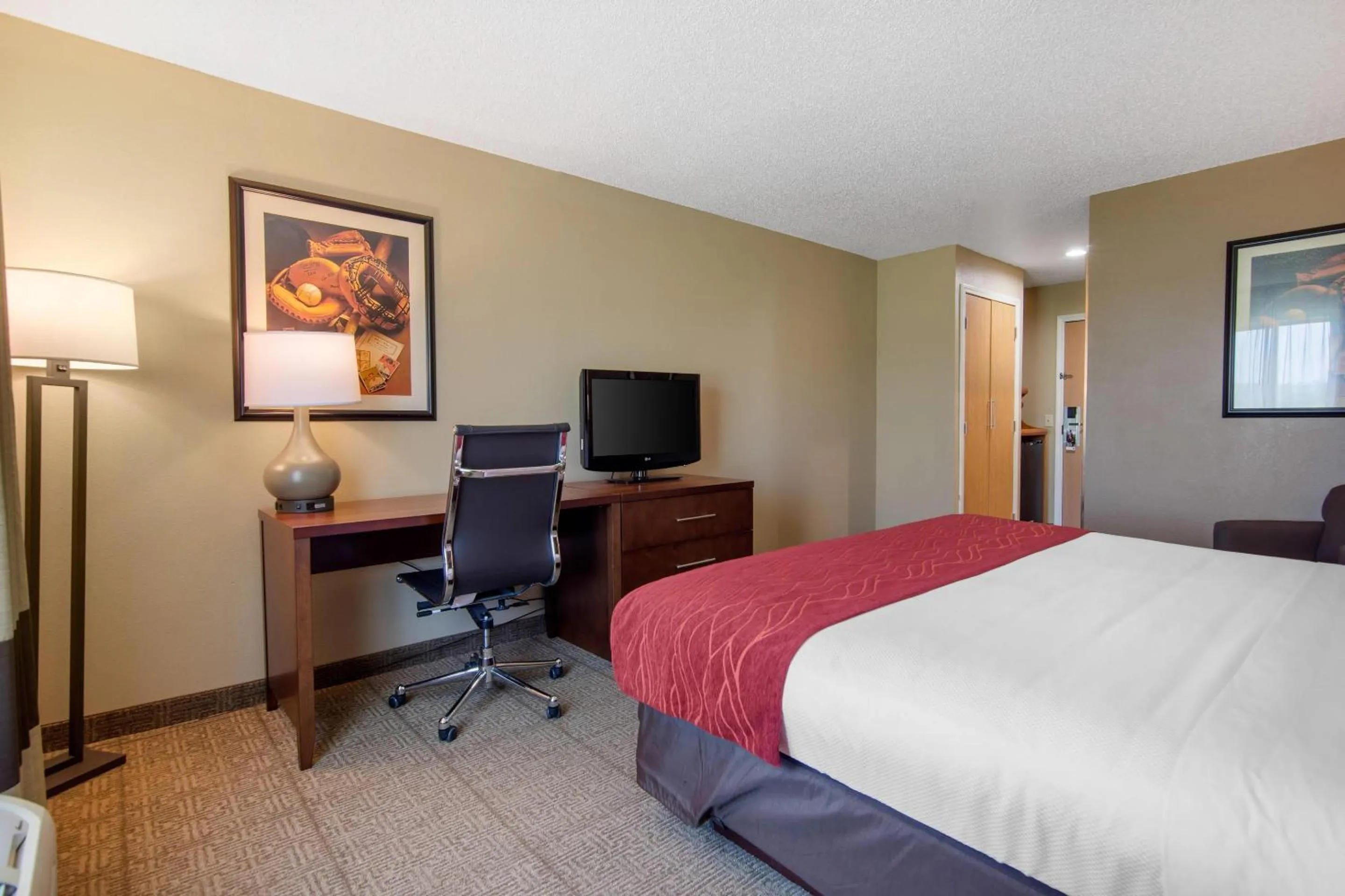 Bedroom, Bed in Comfort Inn & Suites Cooperstown - Milford