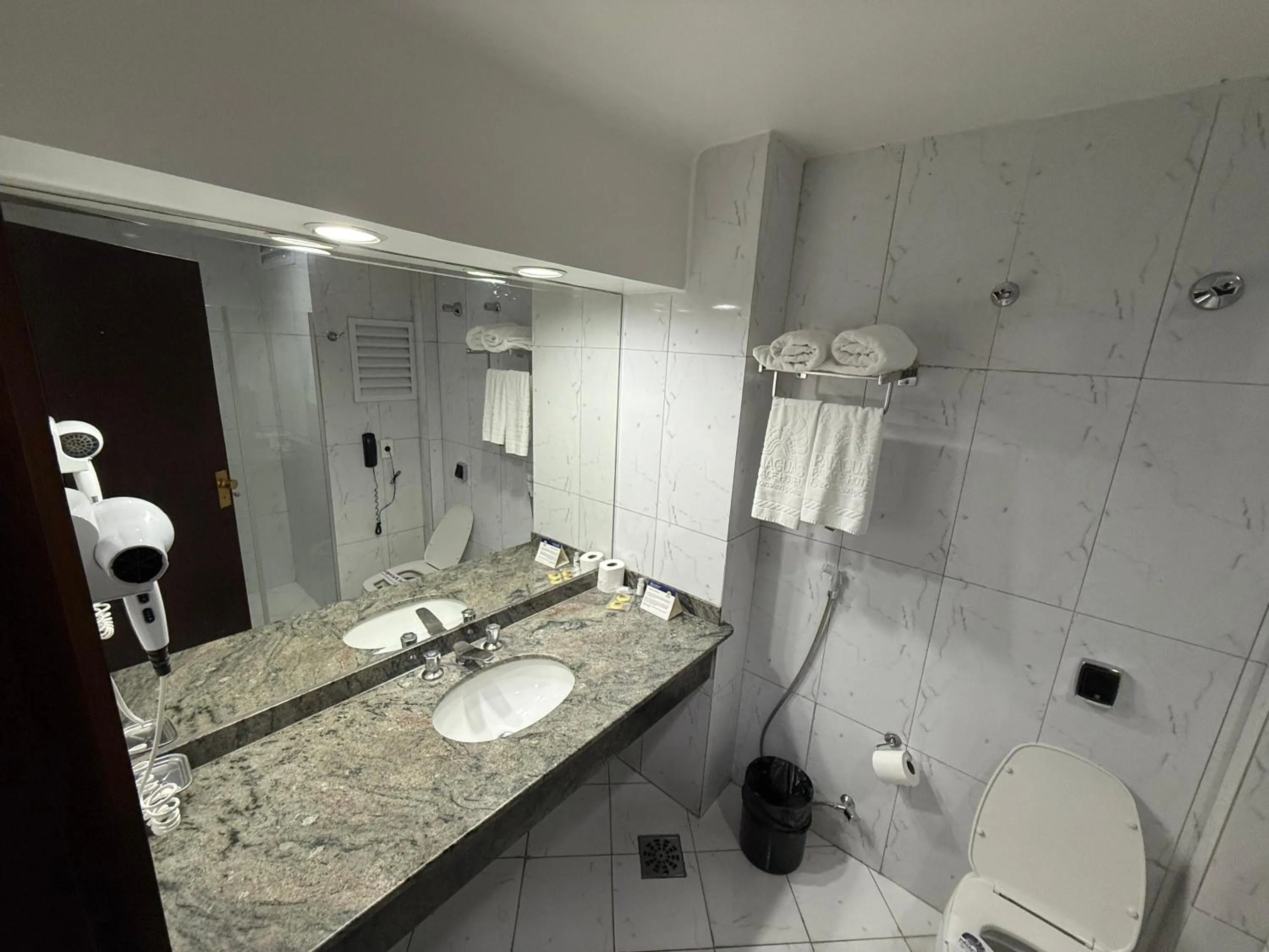 Shower in Paiaguás Palace Hotel