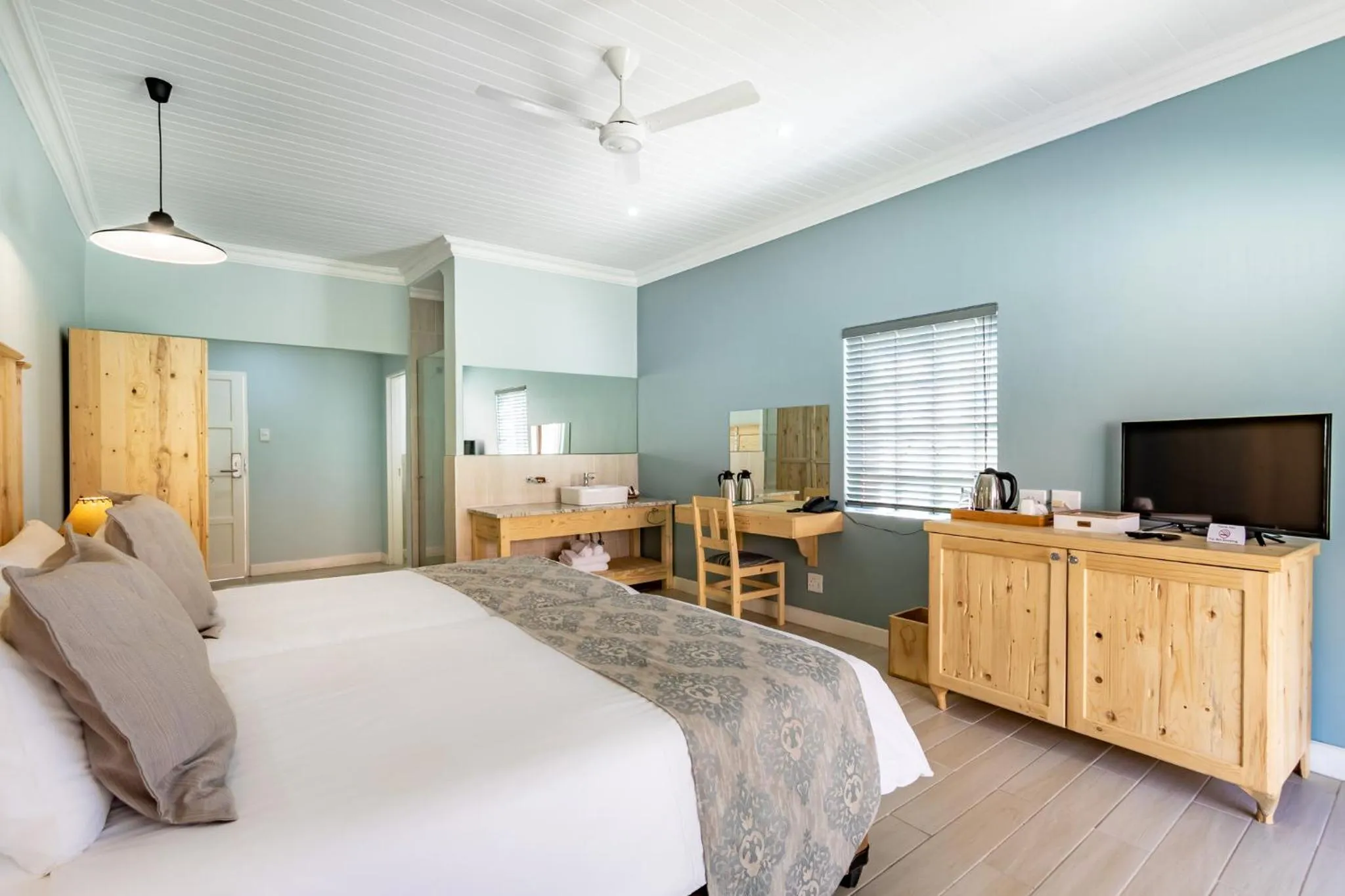 TV and multimedia, Bed in Little Pilgrims Boutique Hotel