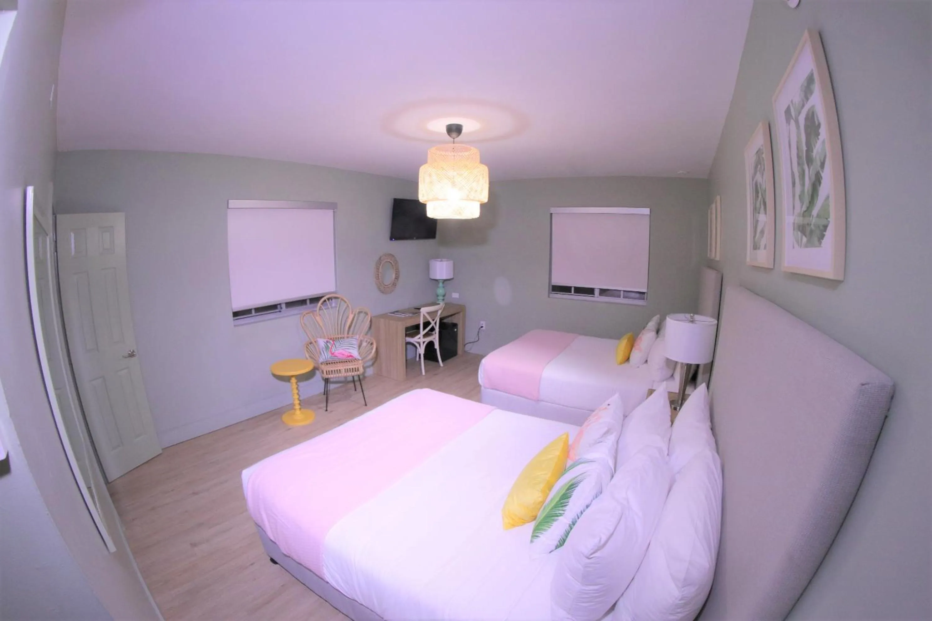 Photo of the whole room, Bed in Harrison on the Beach