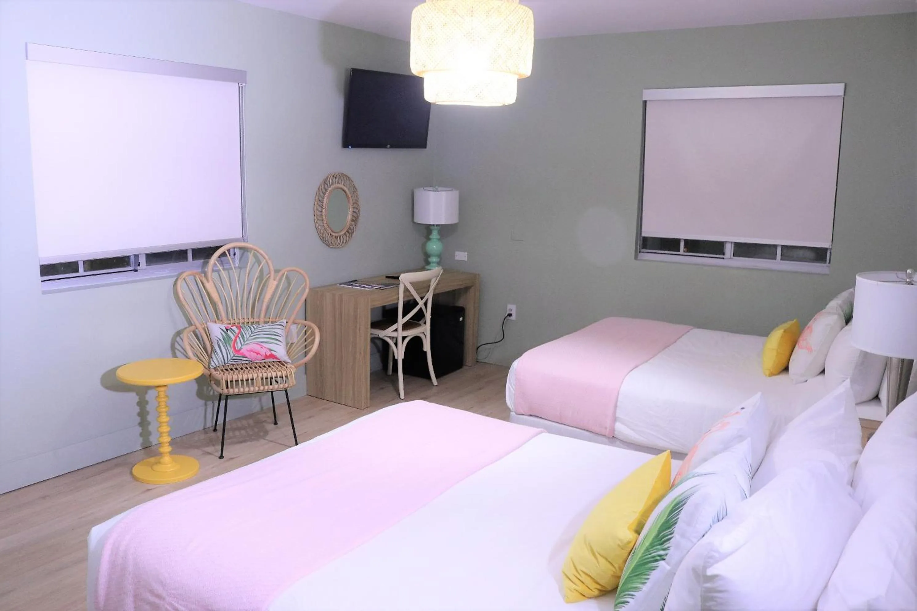 Photo of the whole room, Bed in Harrison on the Beach