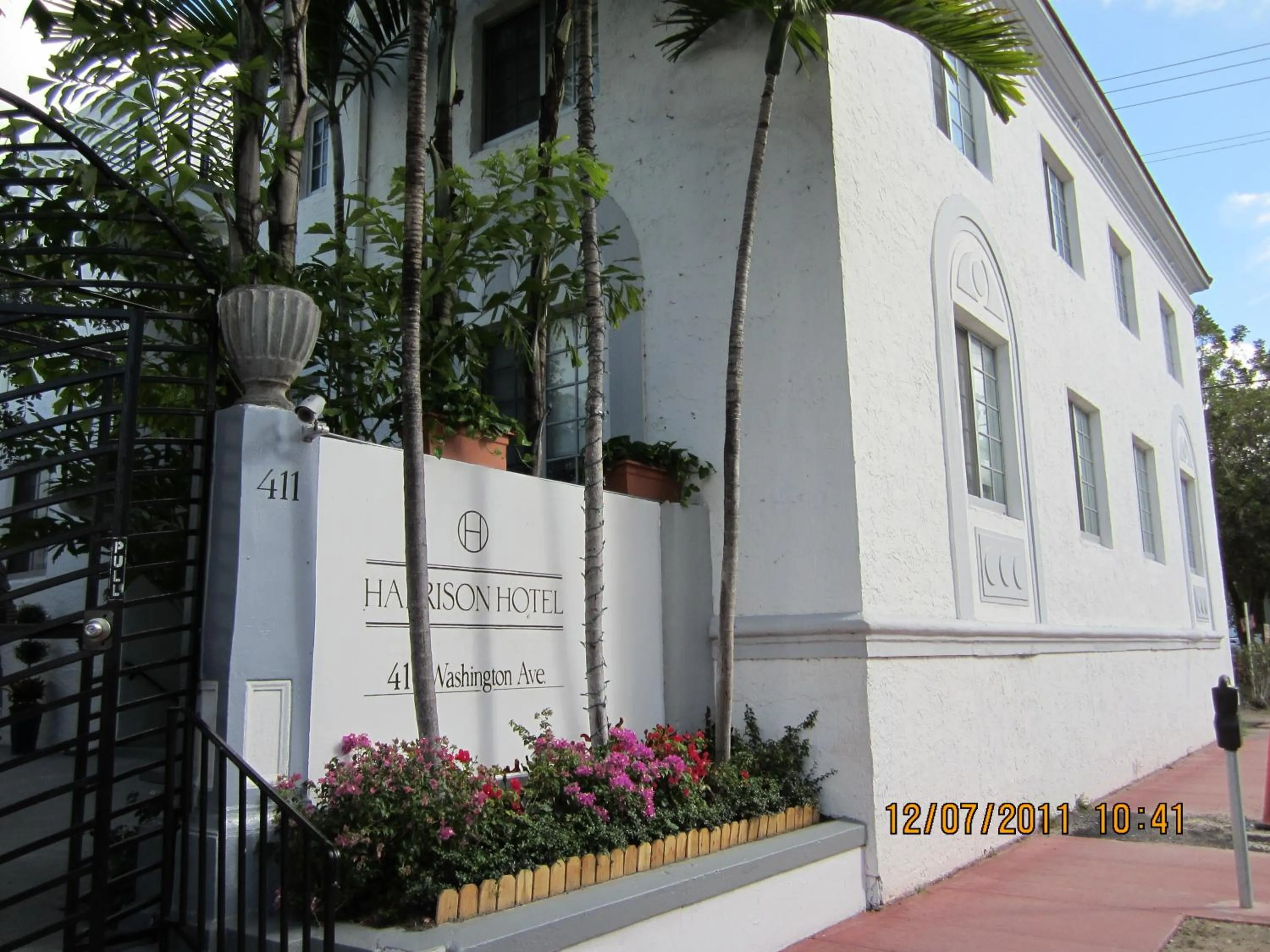 Facade/entrance in Harrison on the Beach