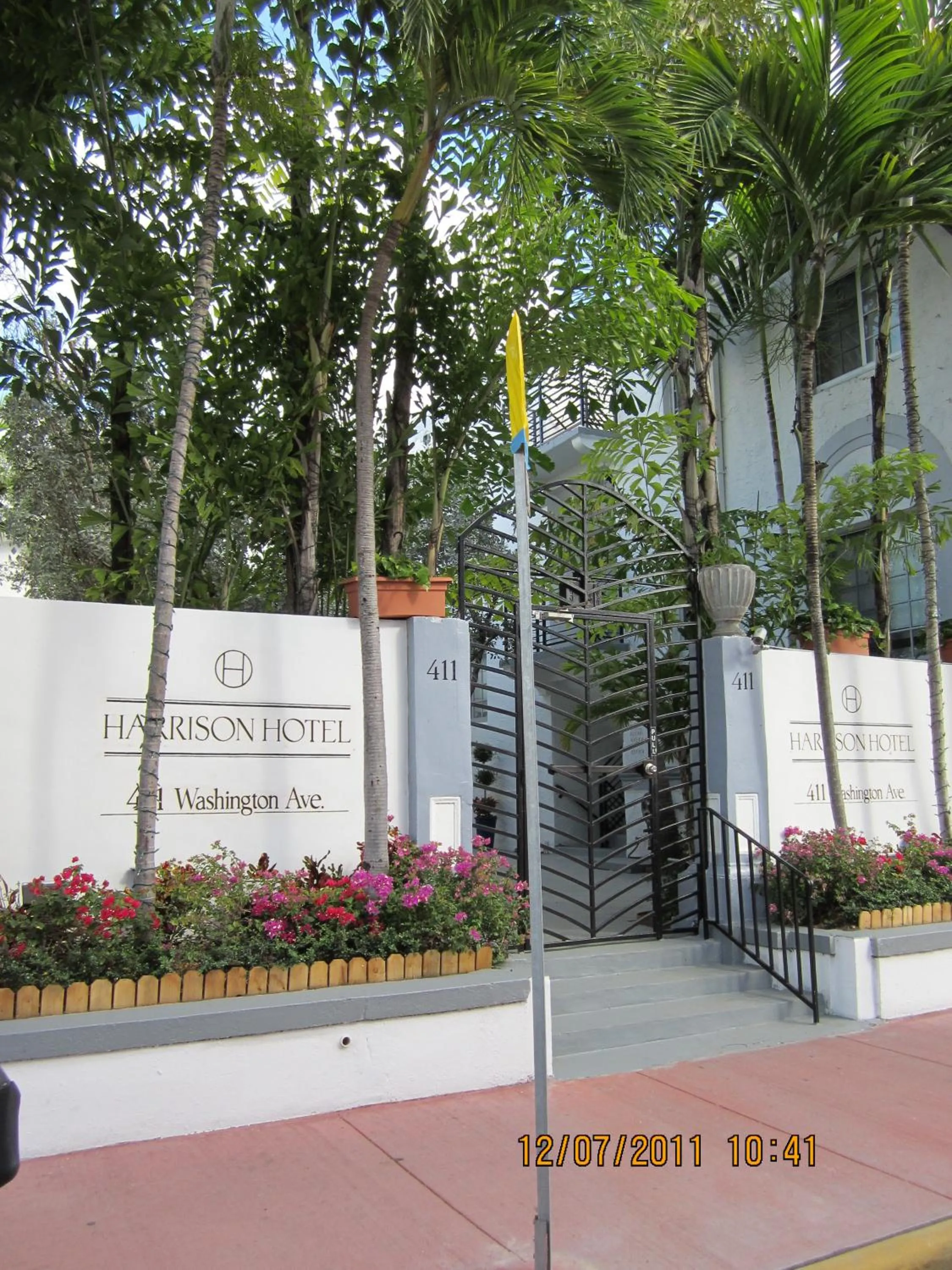 Facade/entrance in Harrison on the Beach