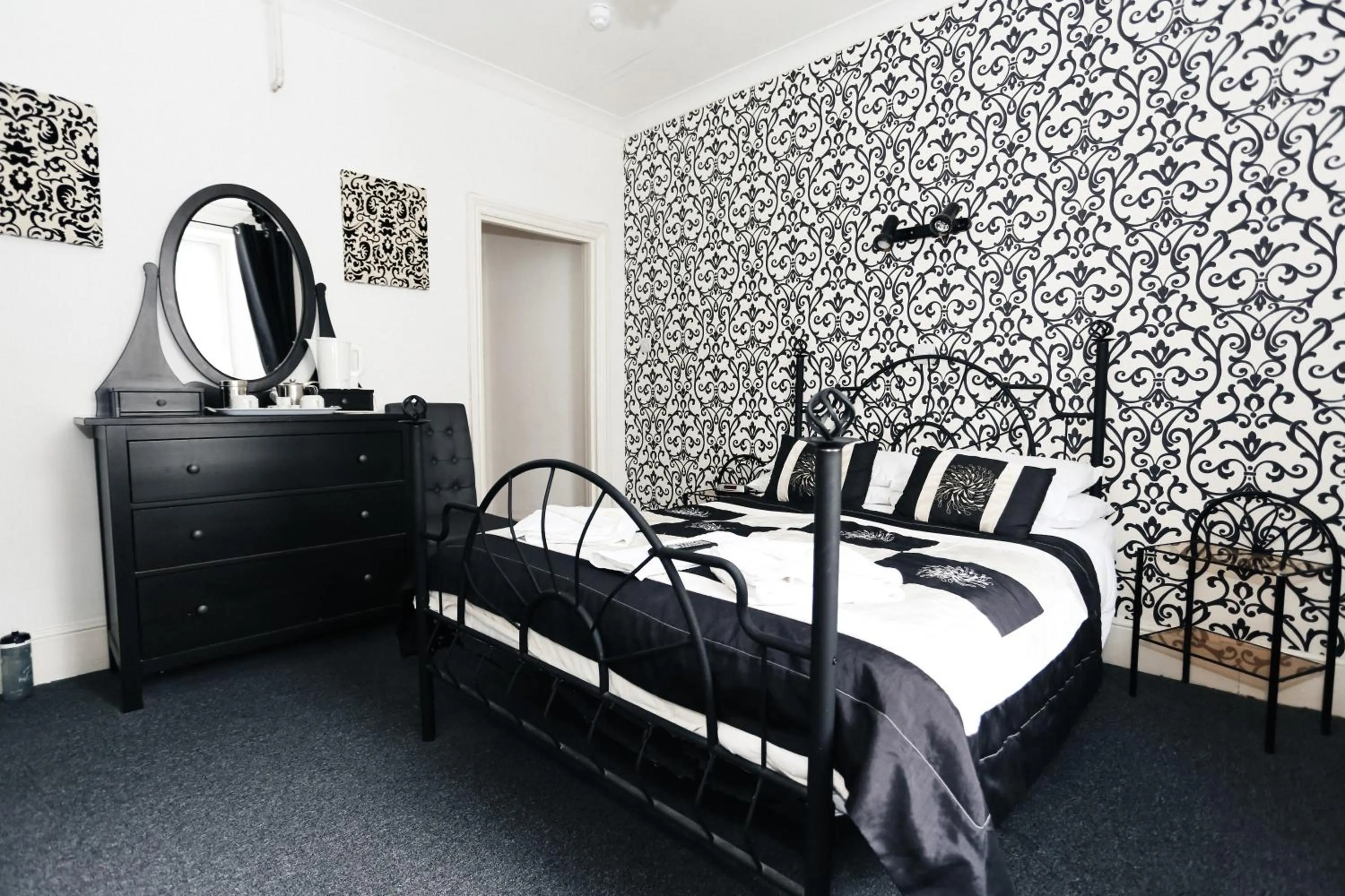 Bedroom, Bed in Nethway Hotel