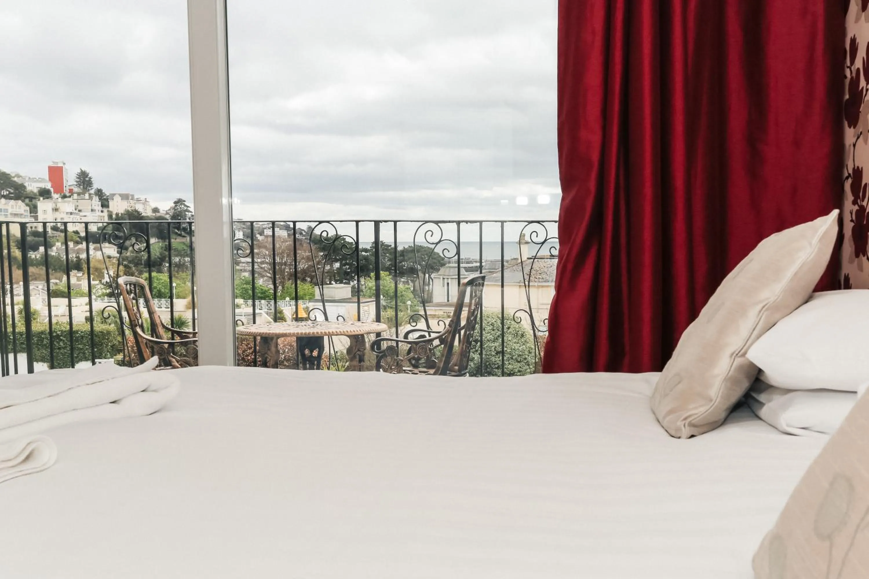 Bed in Nethway Hotel