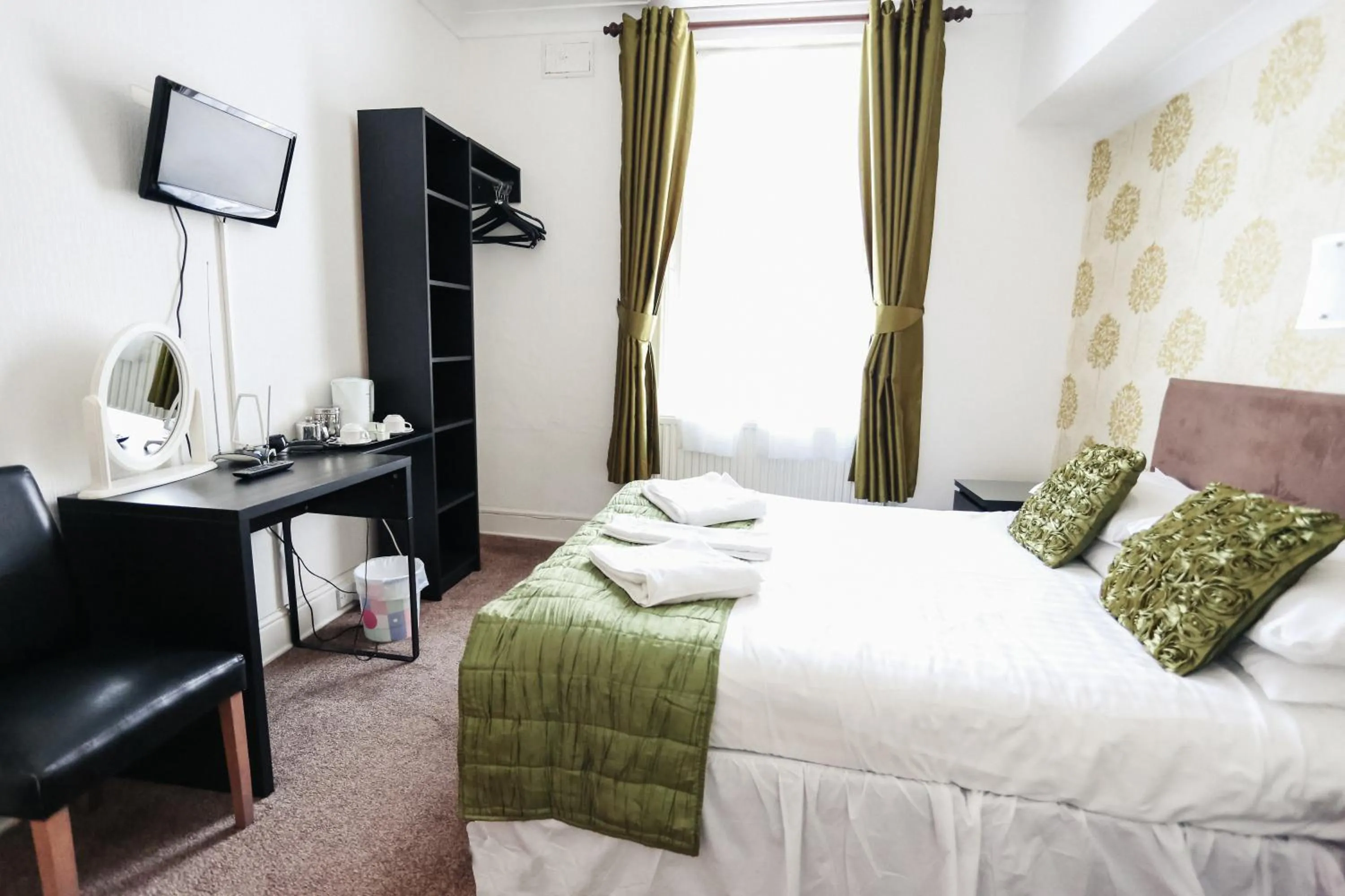 Day, Bed in Nethway Hotel