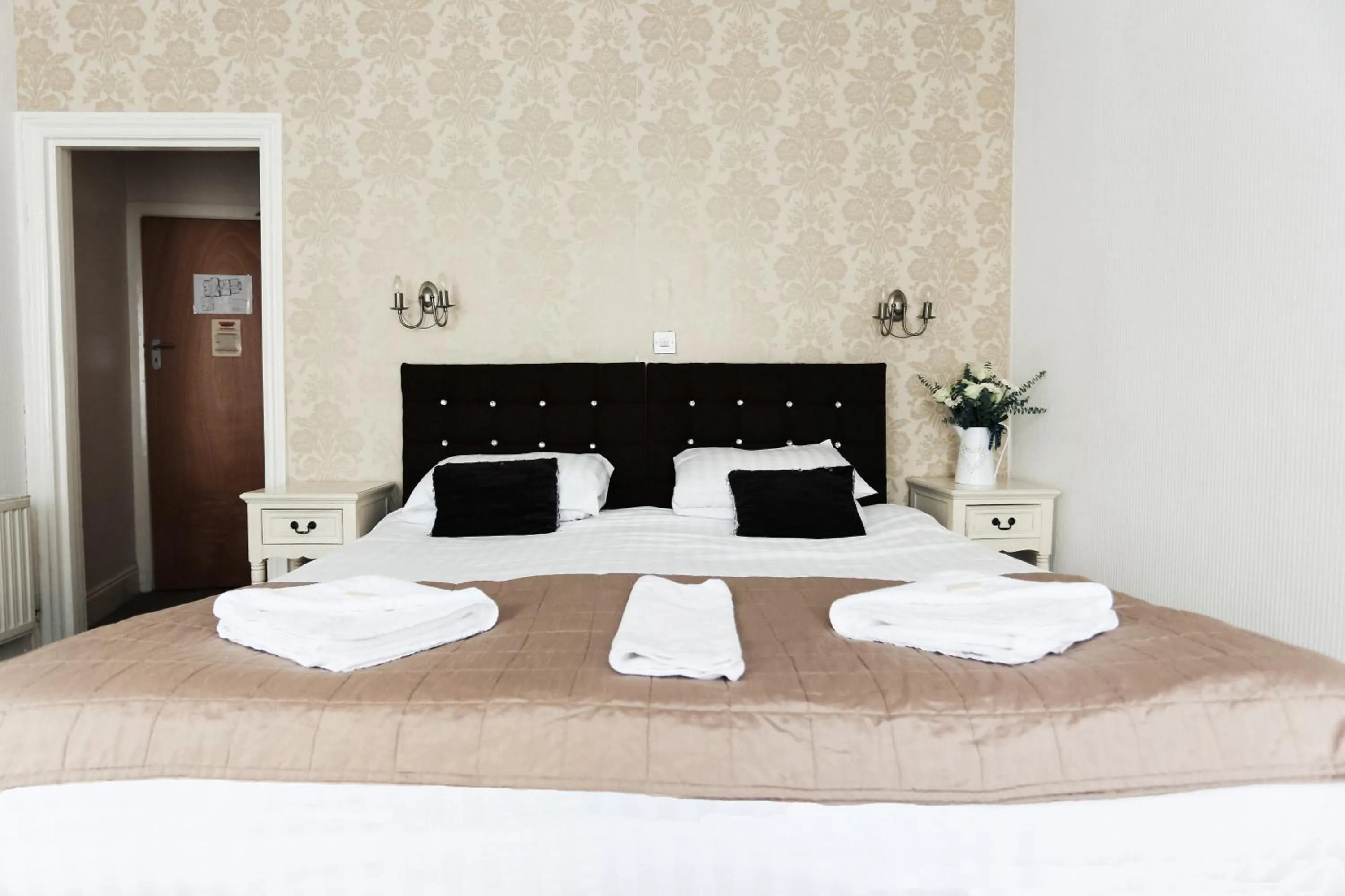 Bed in Nethway Hotel