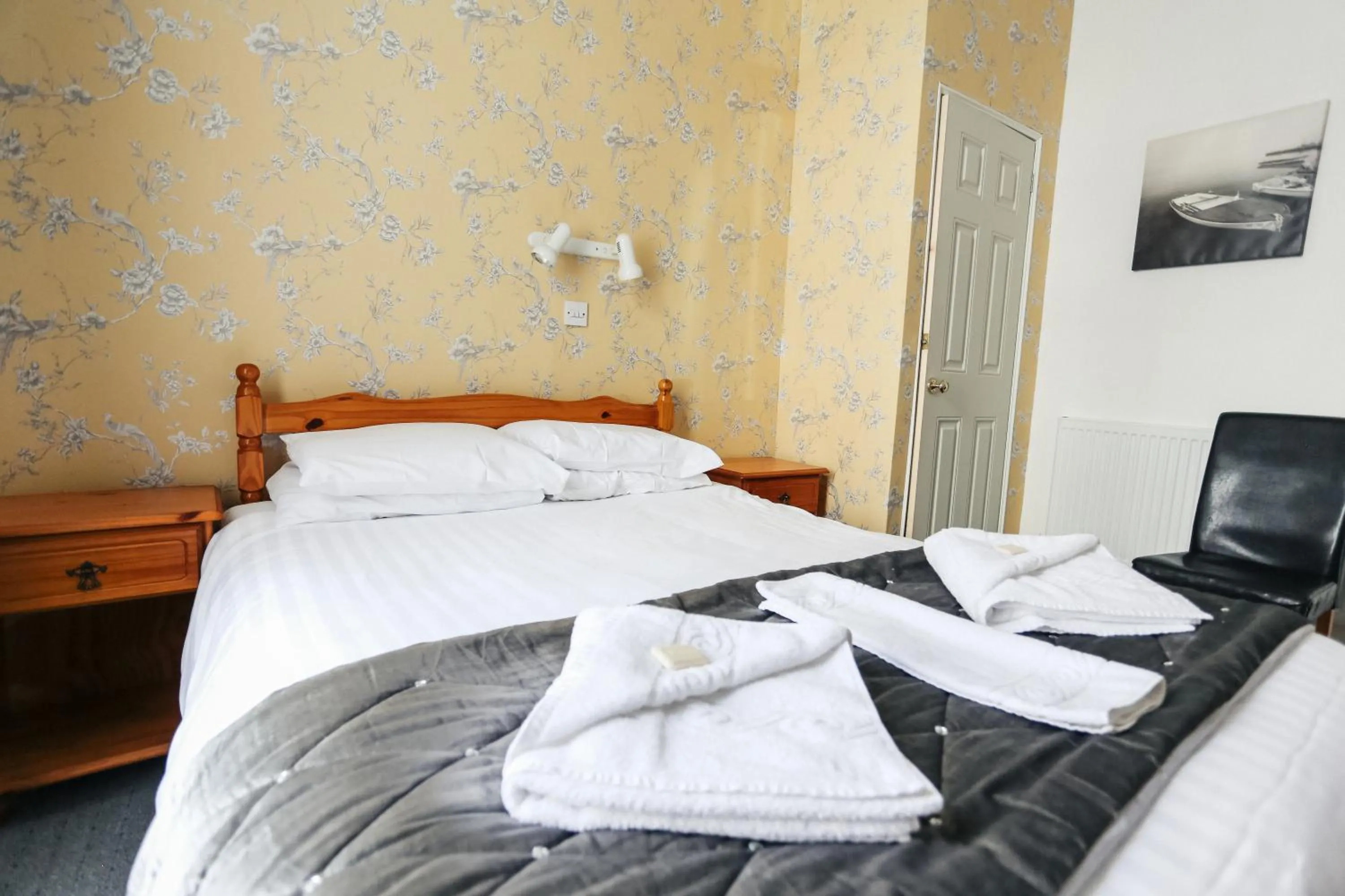 Bedroom, Bed in Nethway Hotel