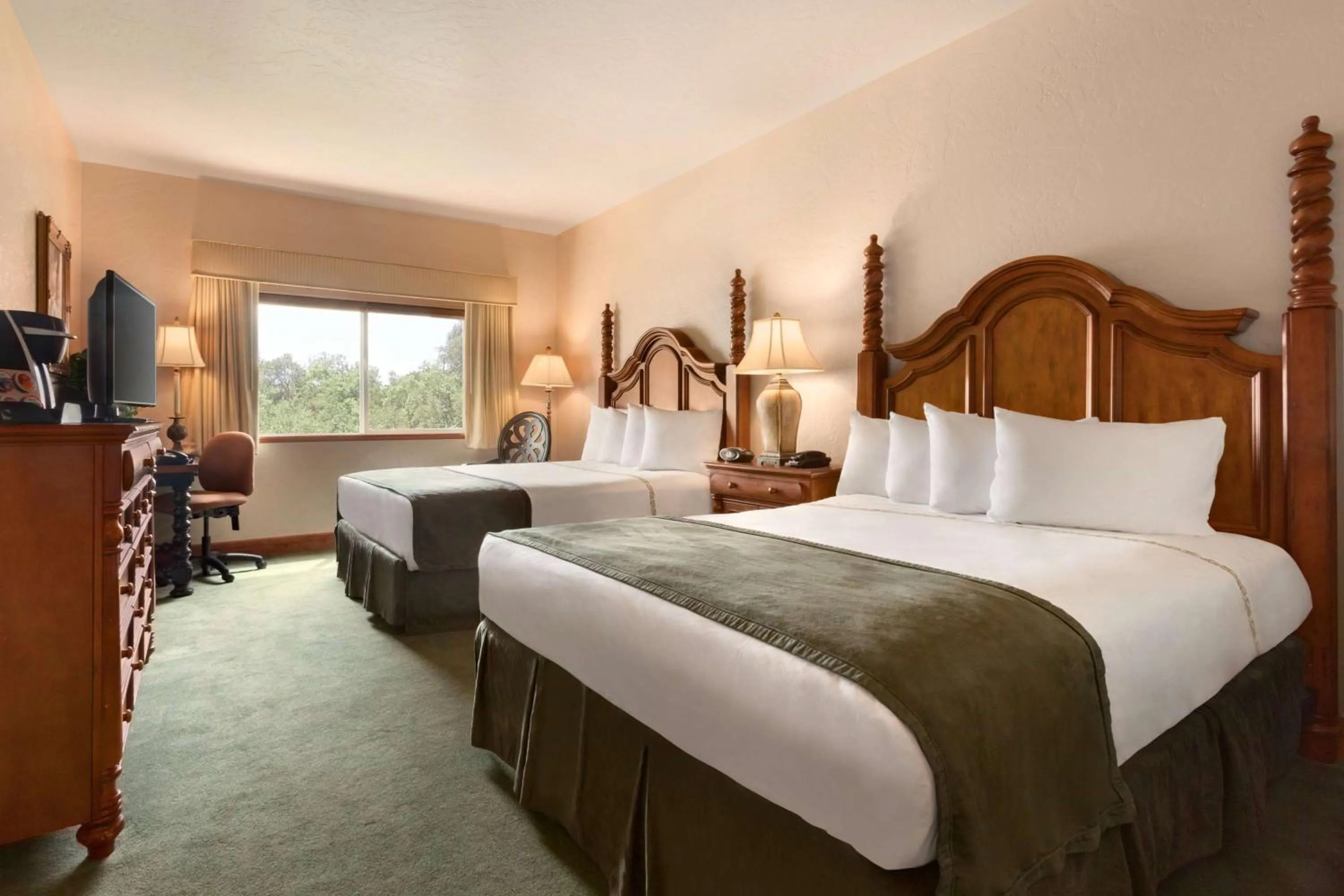 Photo of the whole room, Bed in Zermatt Utah Resort & Spa Trademark Collection by Wyndham