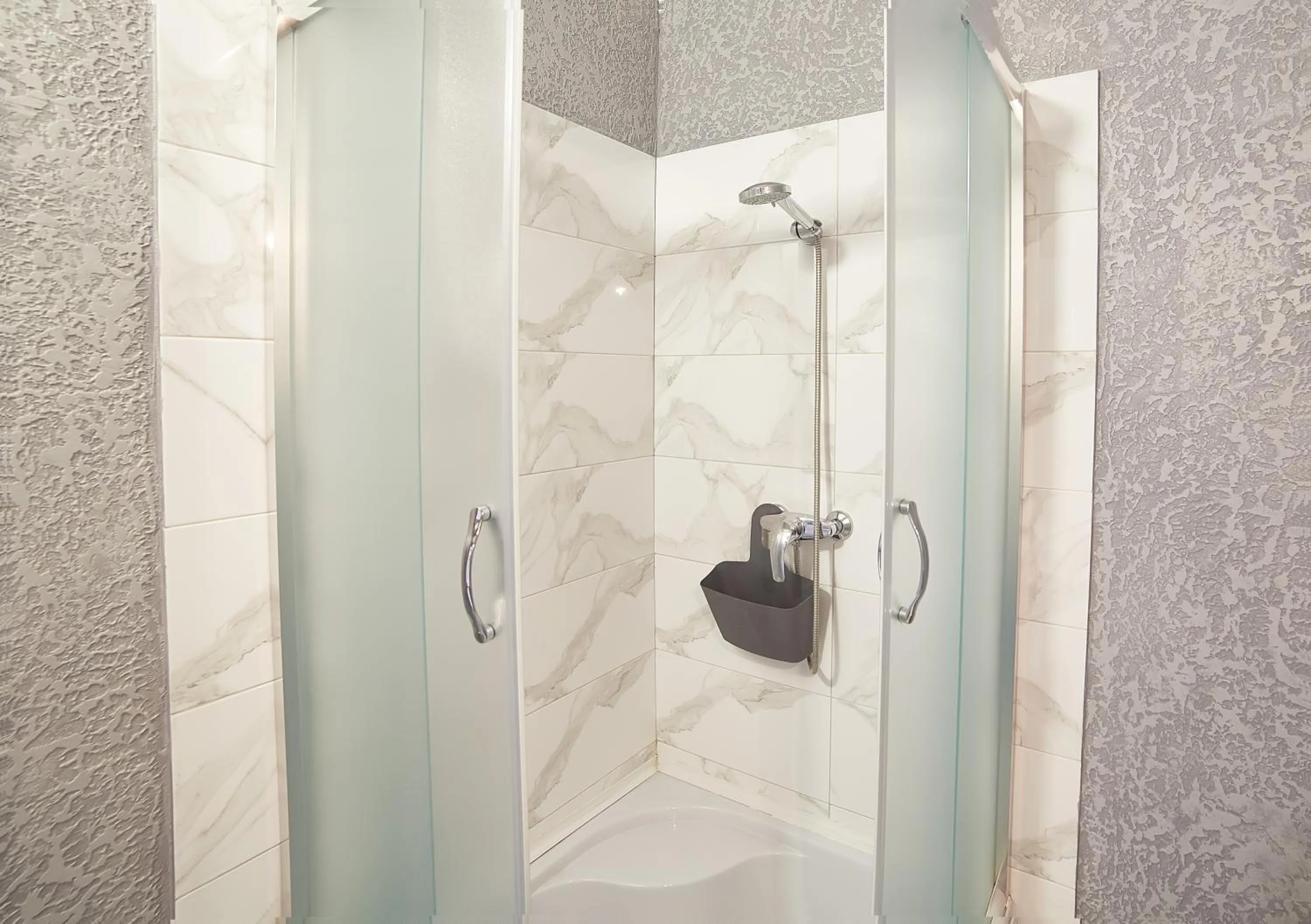 Shower in Coin Hotel