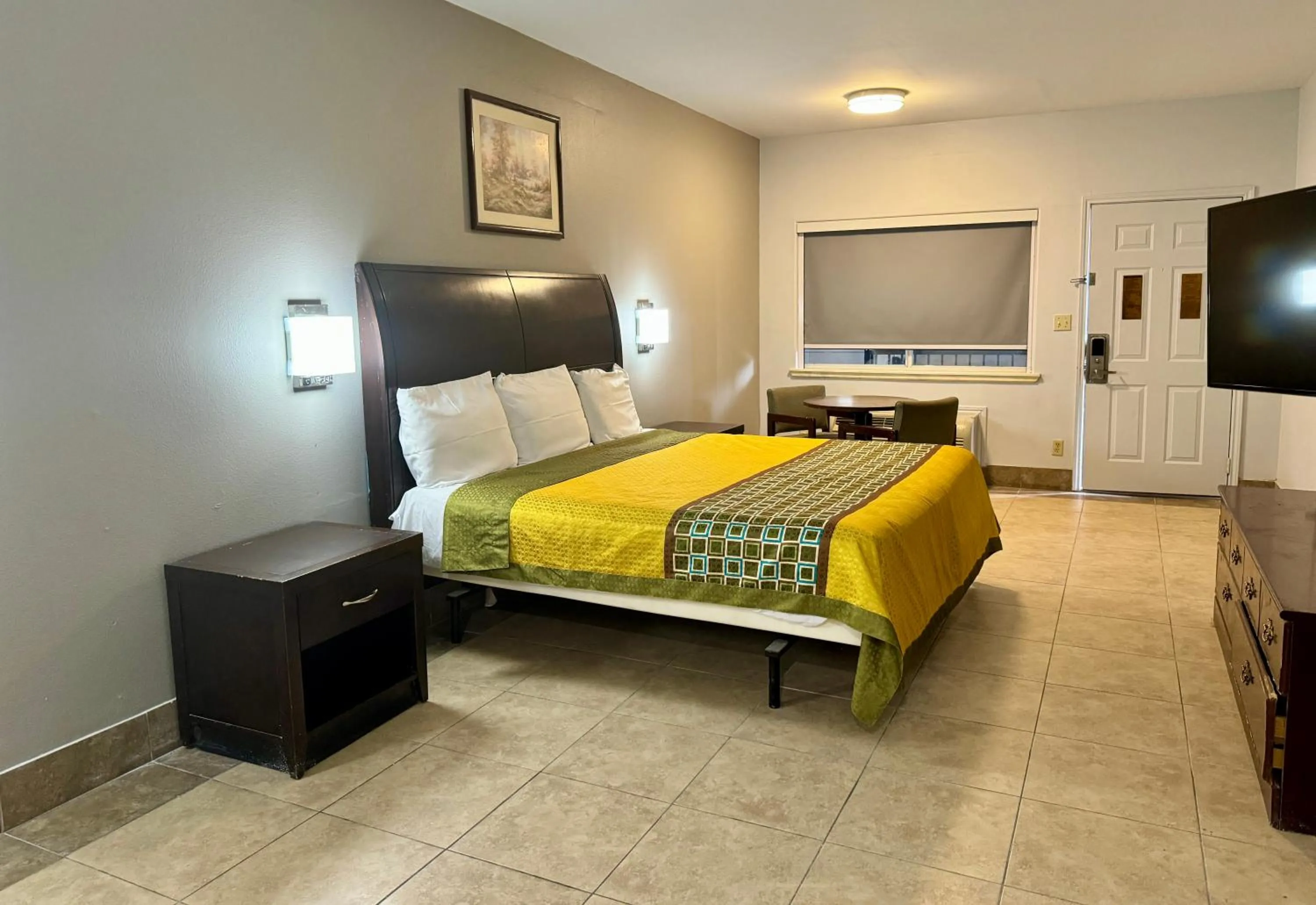 Bed in Texas Inn and Suites City Center at University Dr.