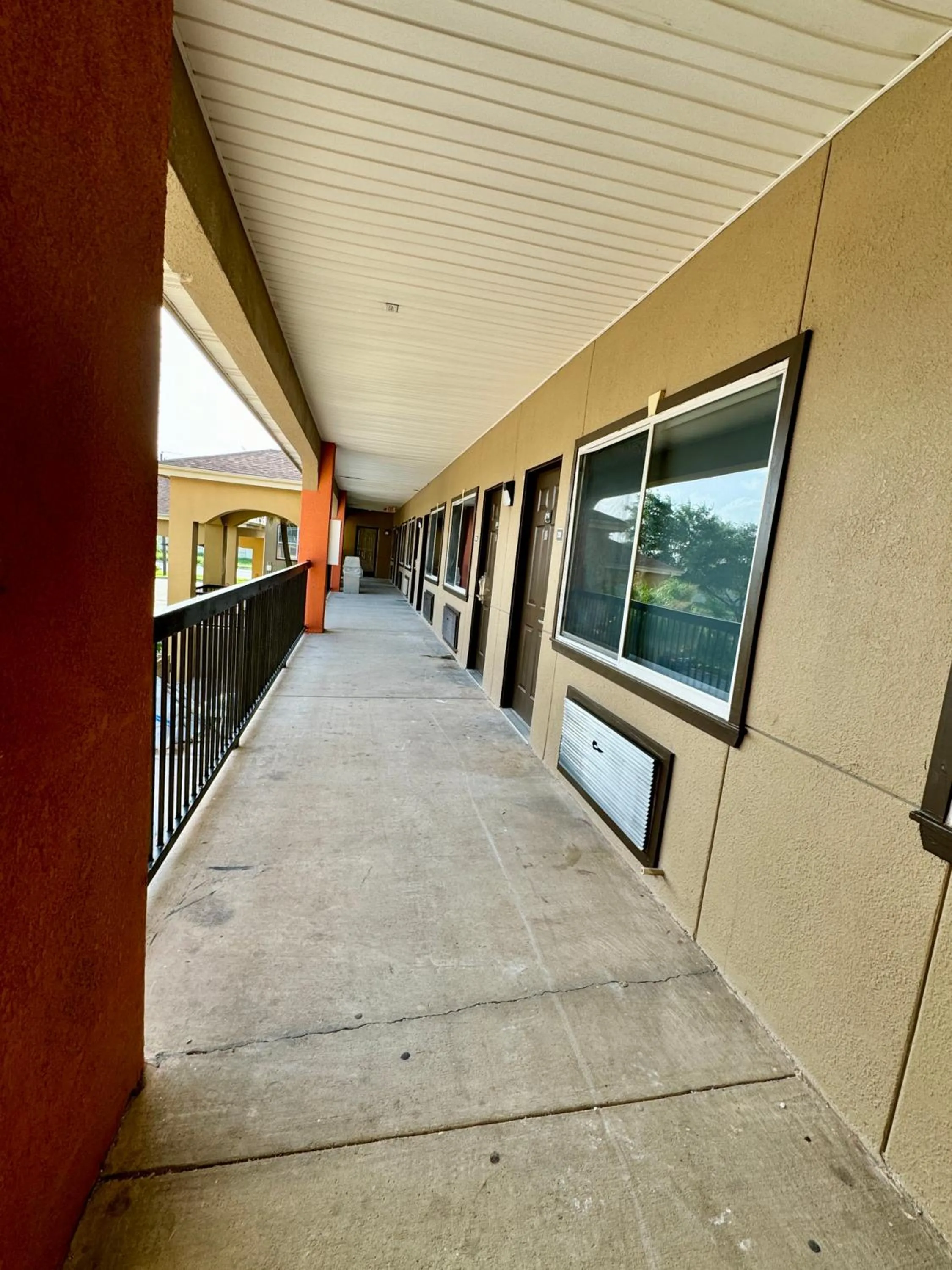 Property building in Texas Inn and Suites City Center at University Dr.