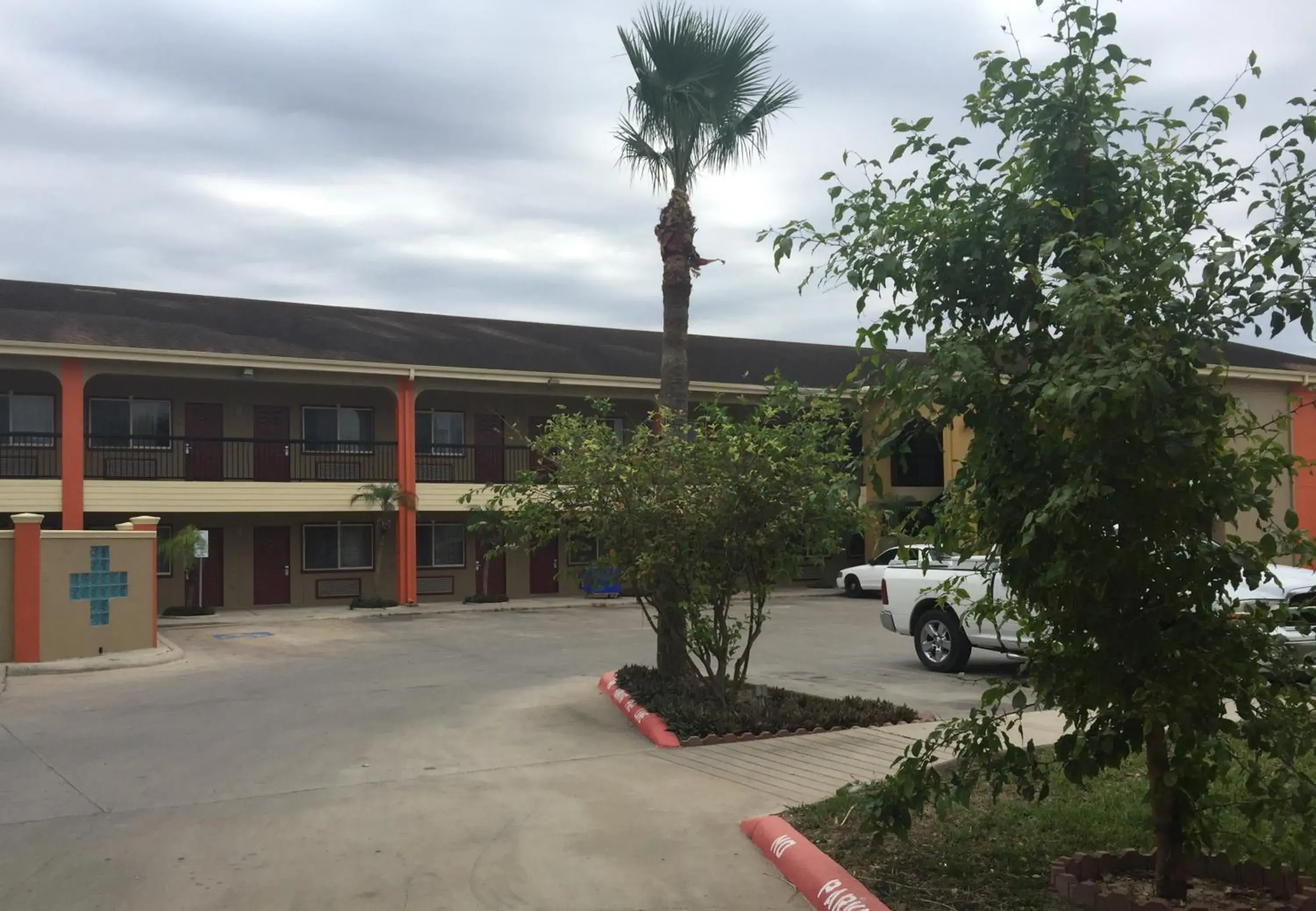 Spring, Property Building in Texas Inn and Suites City Center at University Dr.