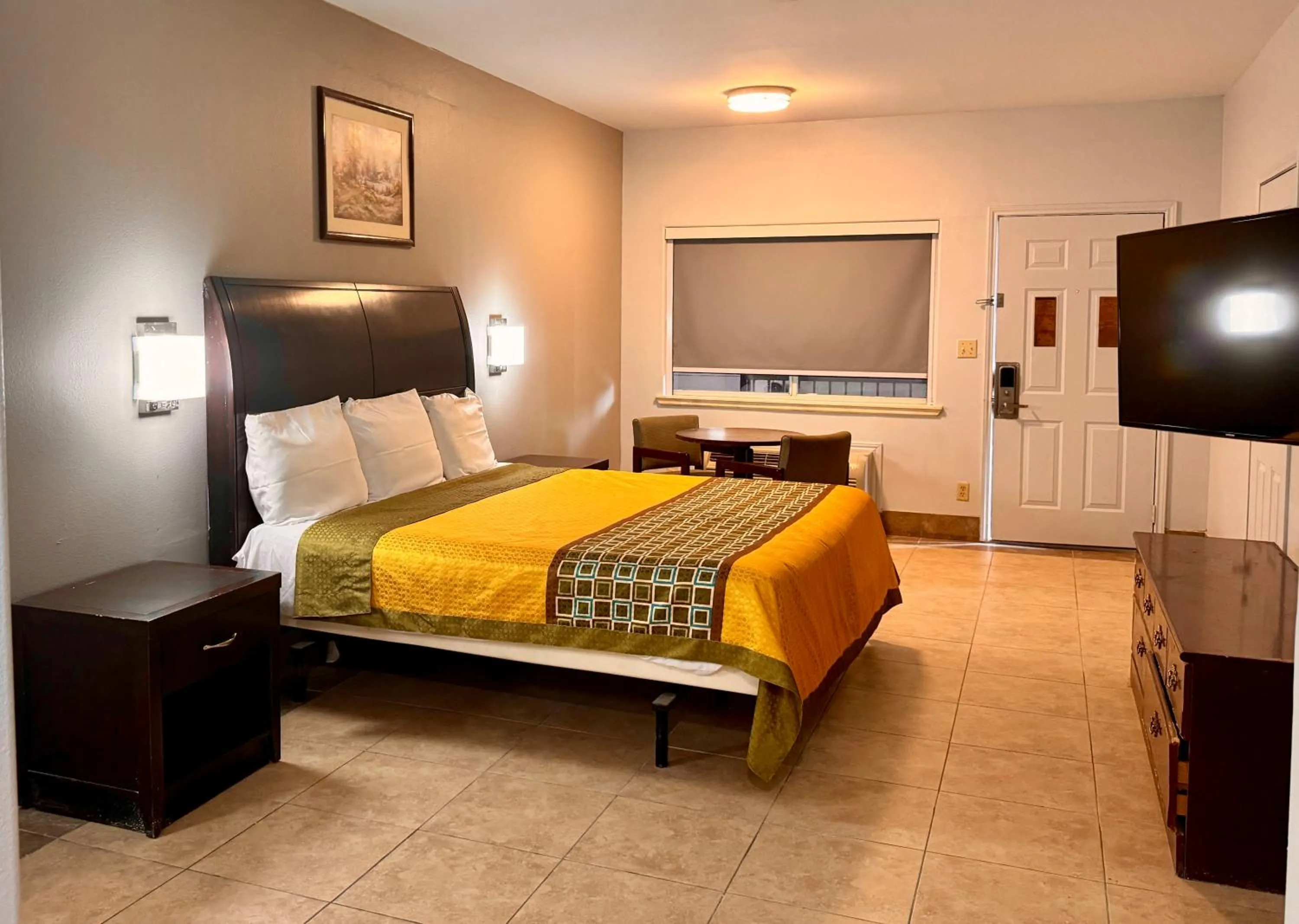 Bed in Texas Inn and Suites City Center at University Dr.