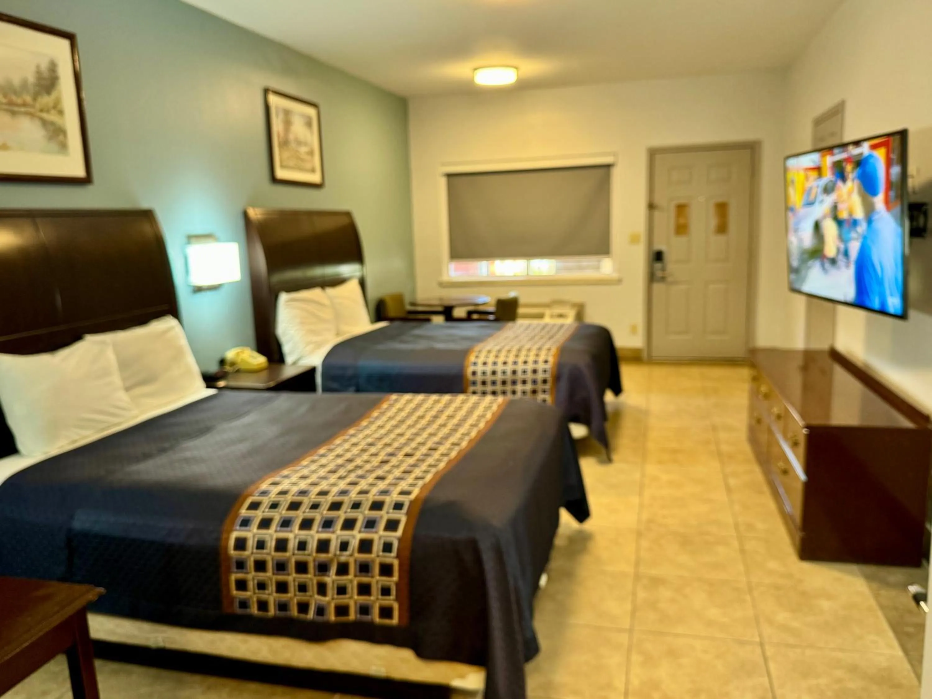 Bed in Texas Inn and Suites City Center at University Dr.