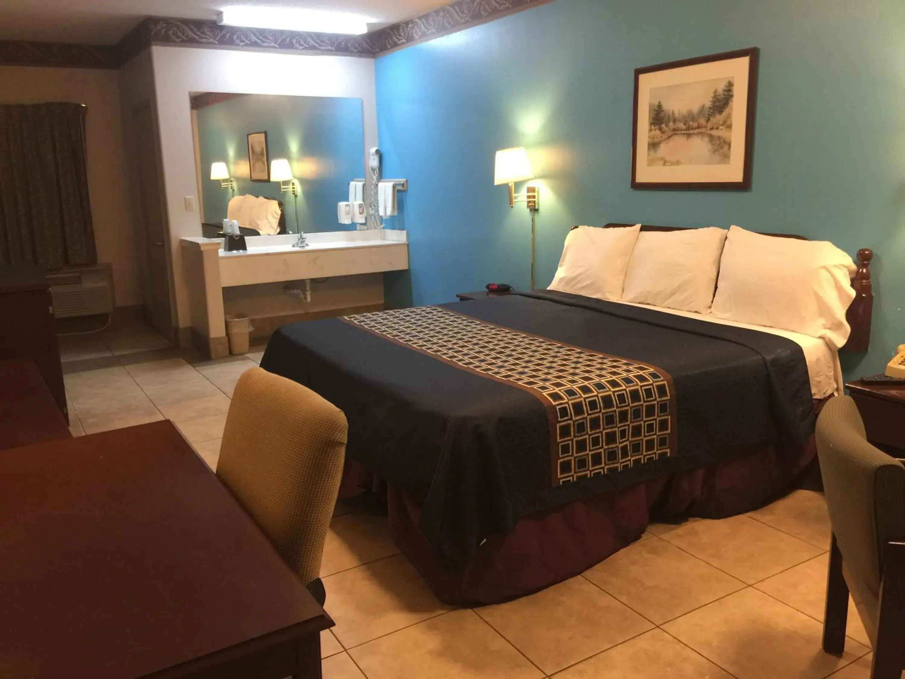Bed in Texas Inn and Suites City Center at University Dr.