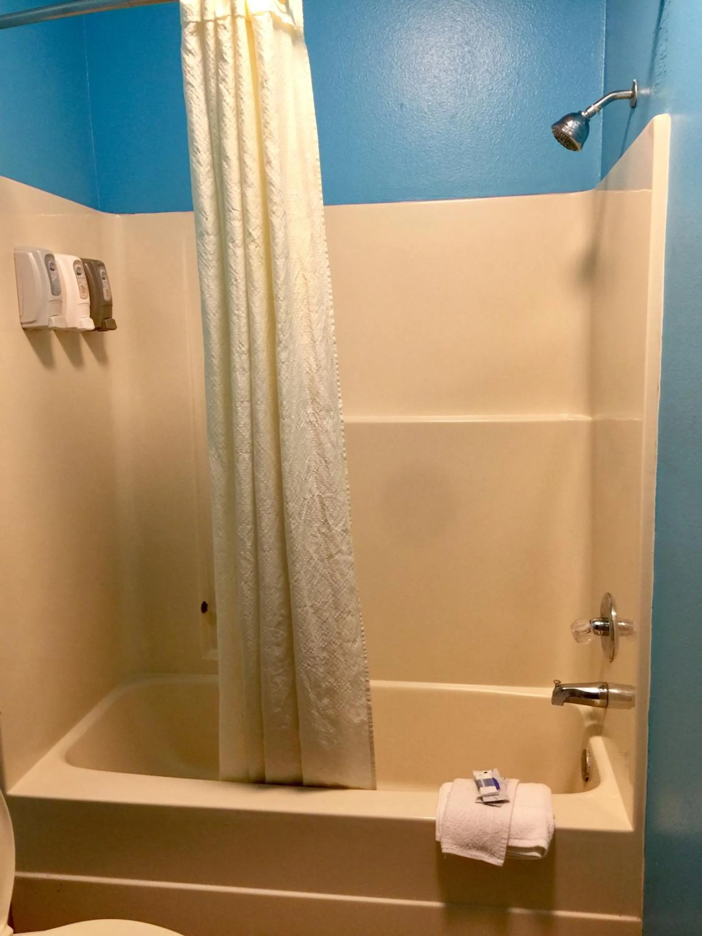 Shower in Texas Inn and Suites City Center at University Dr.
