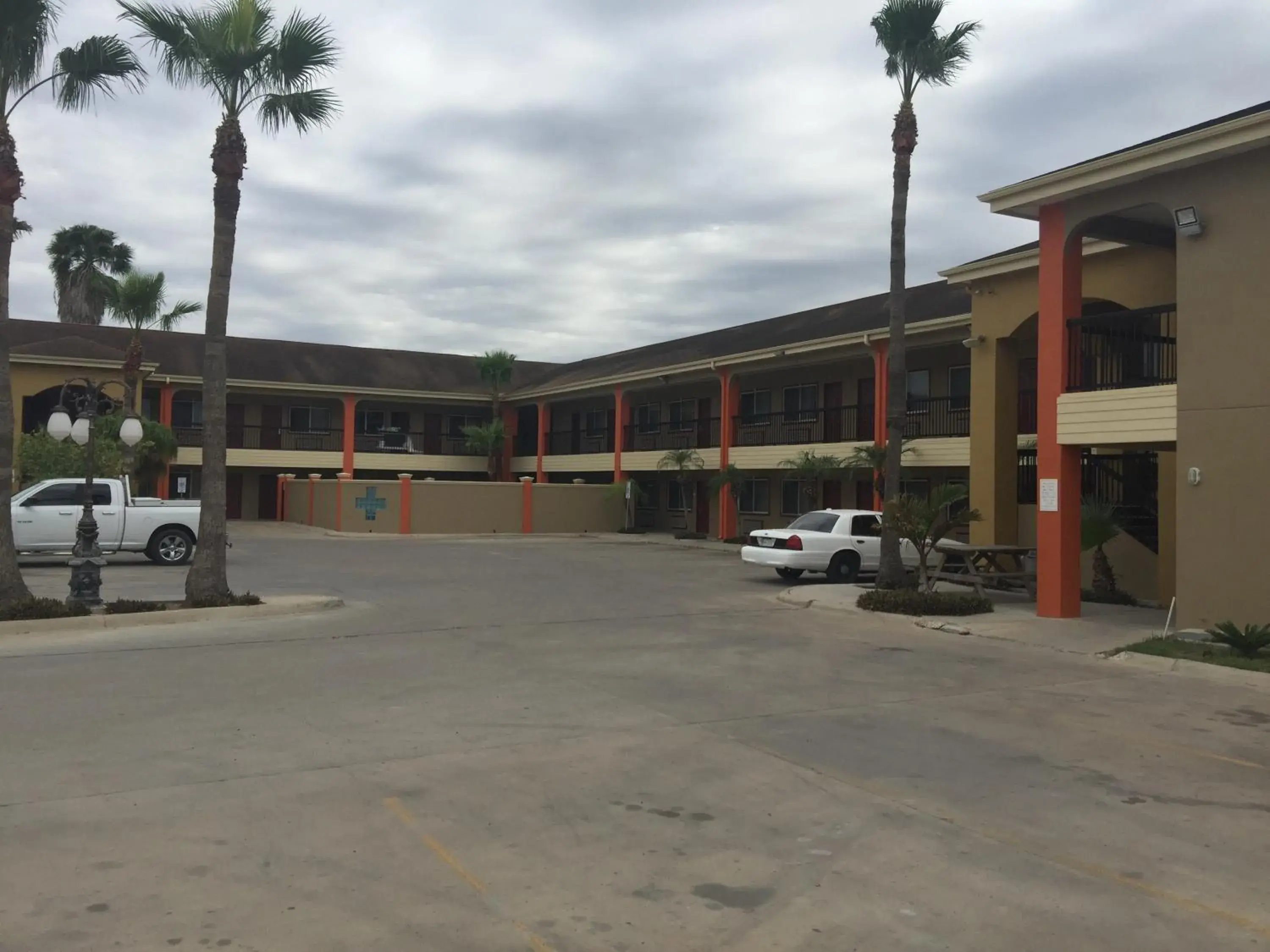 Parking, Property Building in Texas Inn and Suites City Center at University Dr.