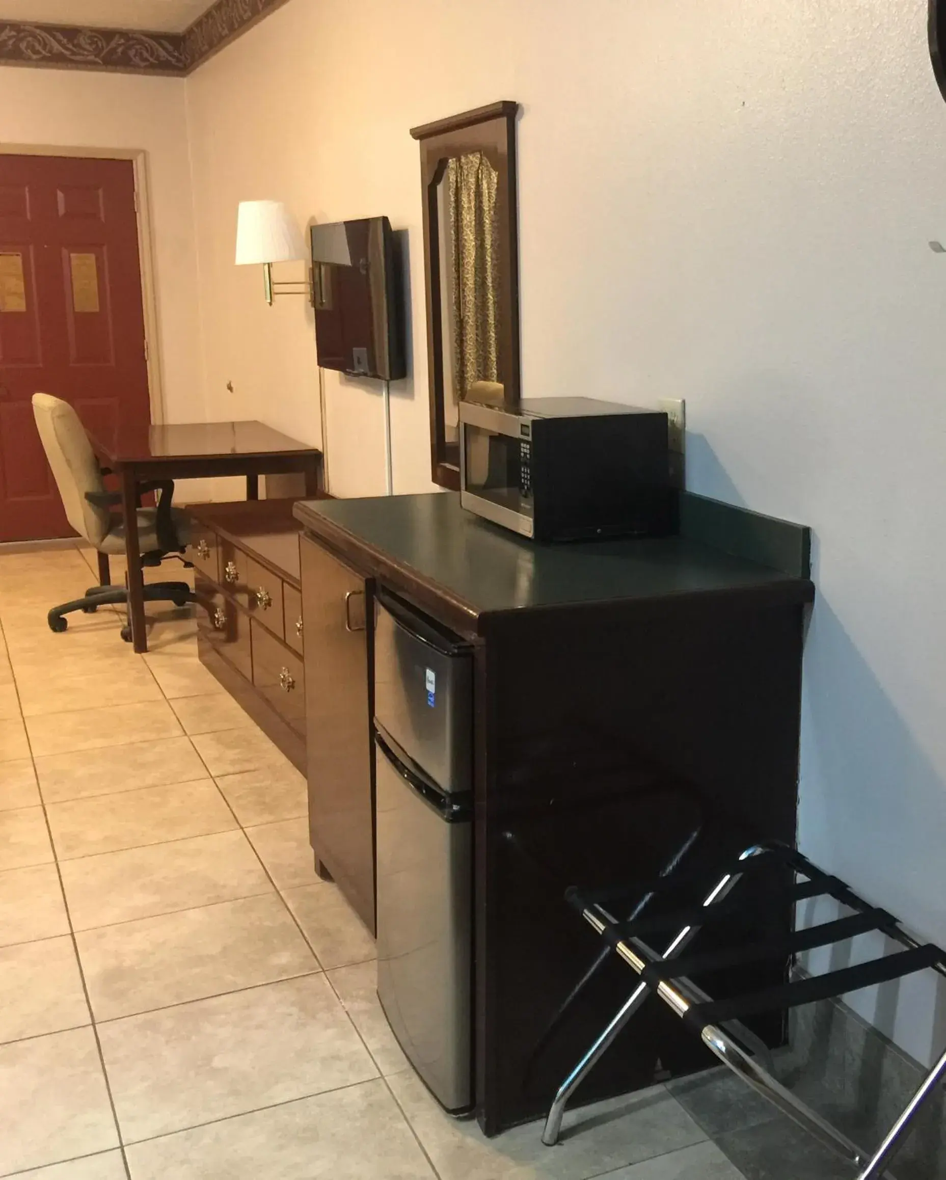 TV and multimedia, Kitchen/Kitchenette in Texas Inn and Suites City Center at University Dr.