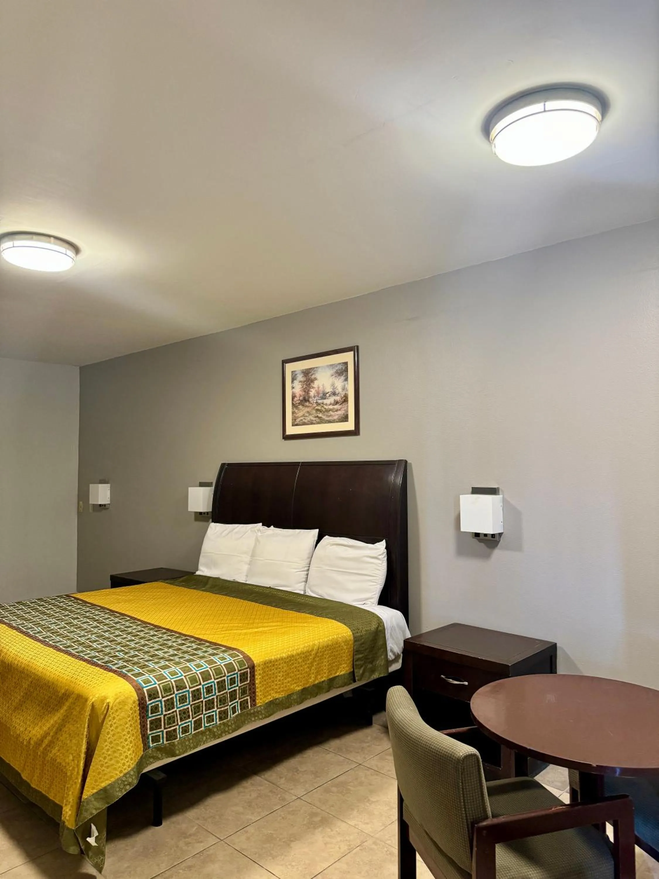 Bed in Texas Inn and Suites City Center at University Dr.