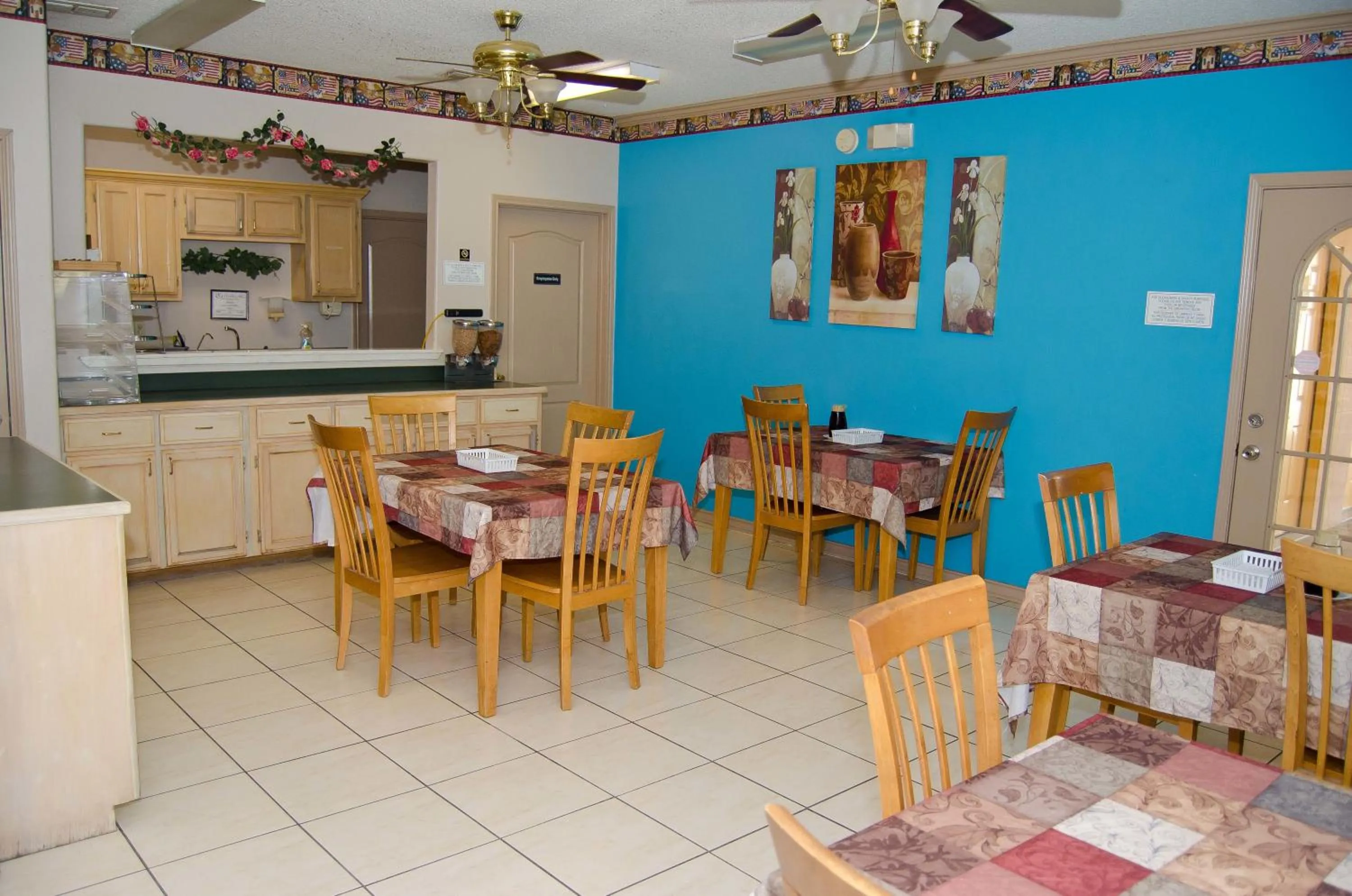 Food and drinks in Texas Inn and Suites City Center at University Dr.