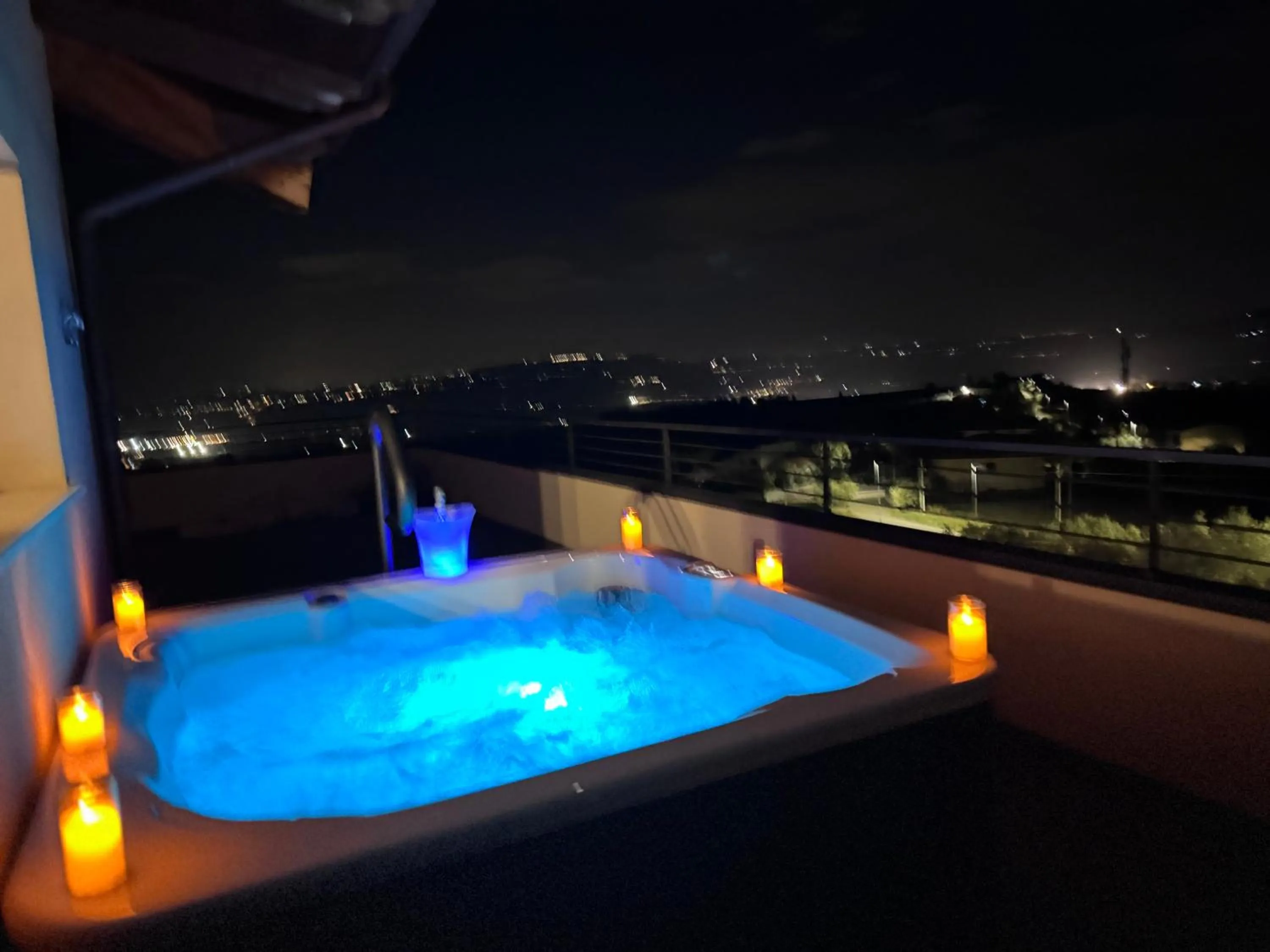 Hot Tub in Cataleya Resort & Spa