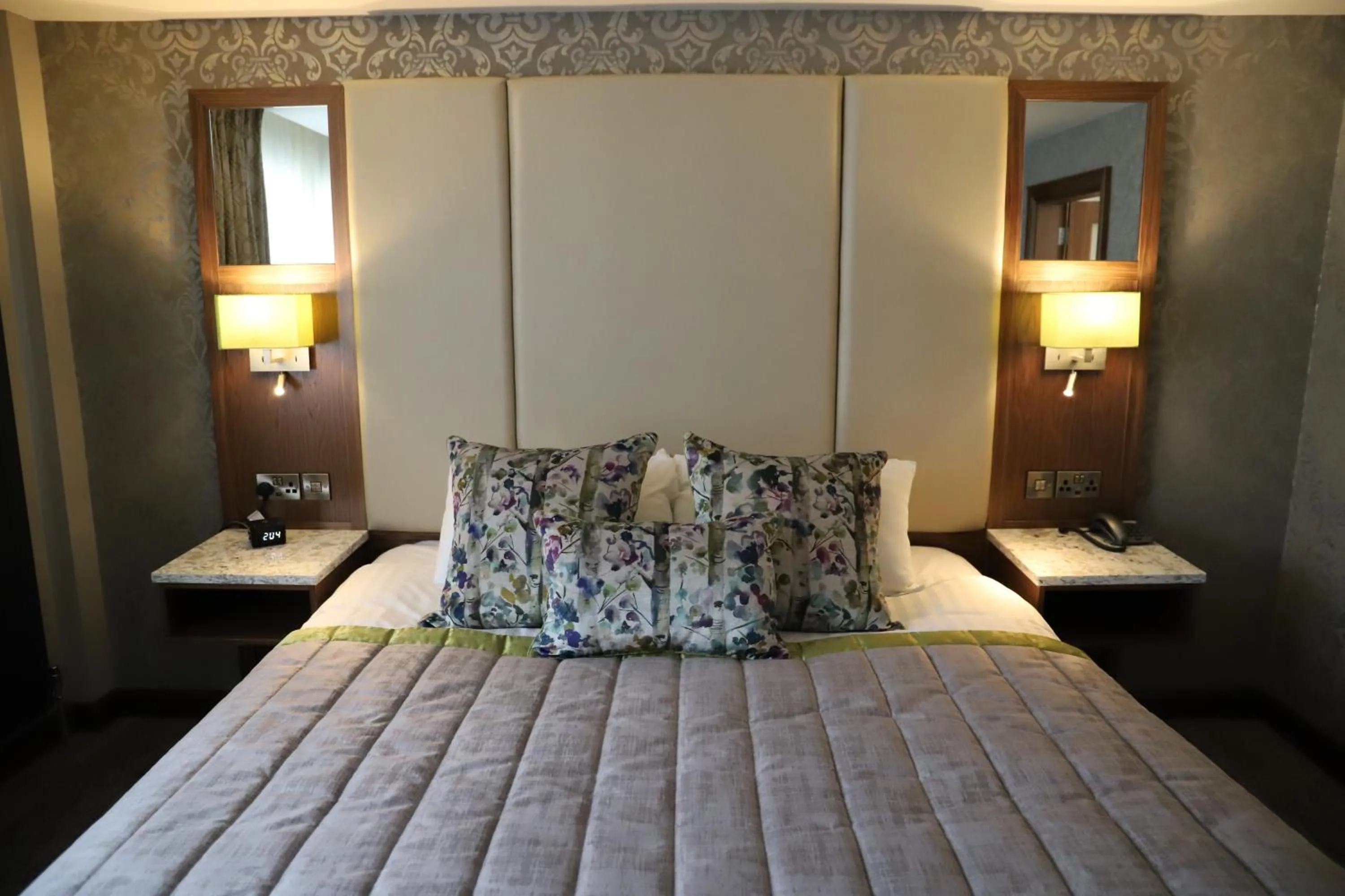 Bedroom, Bed in The Valley Hotel & Carriage Gardens