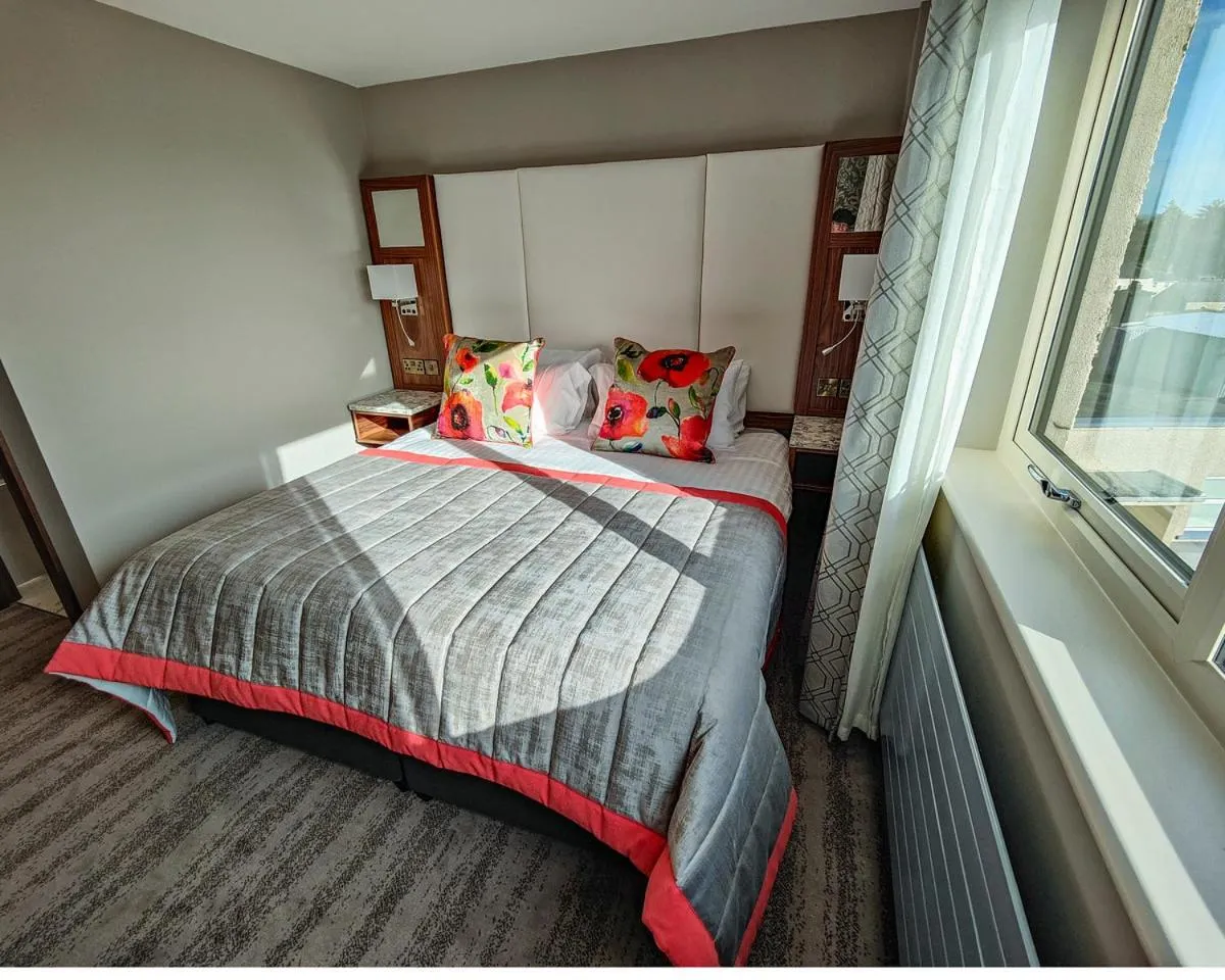 Bed in The Valley Hotel & Carriage Gardens