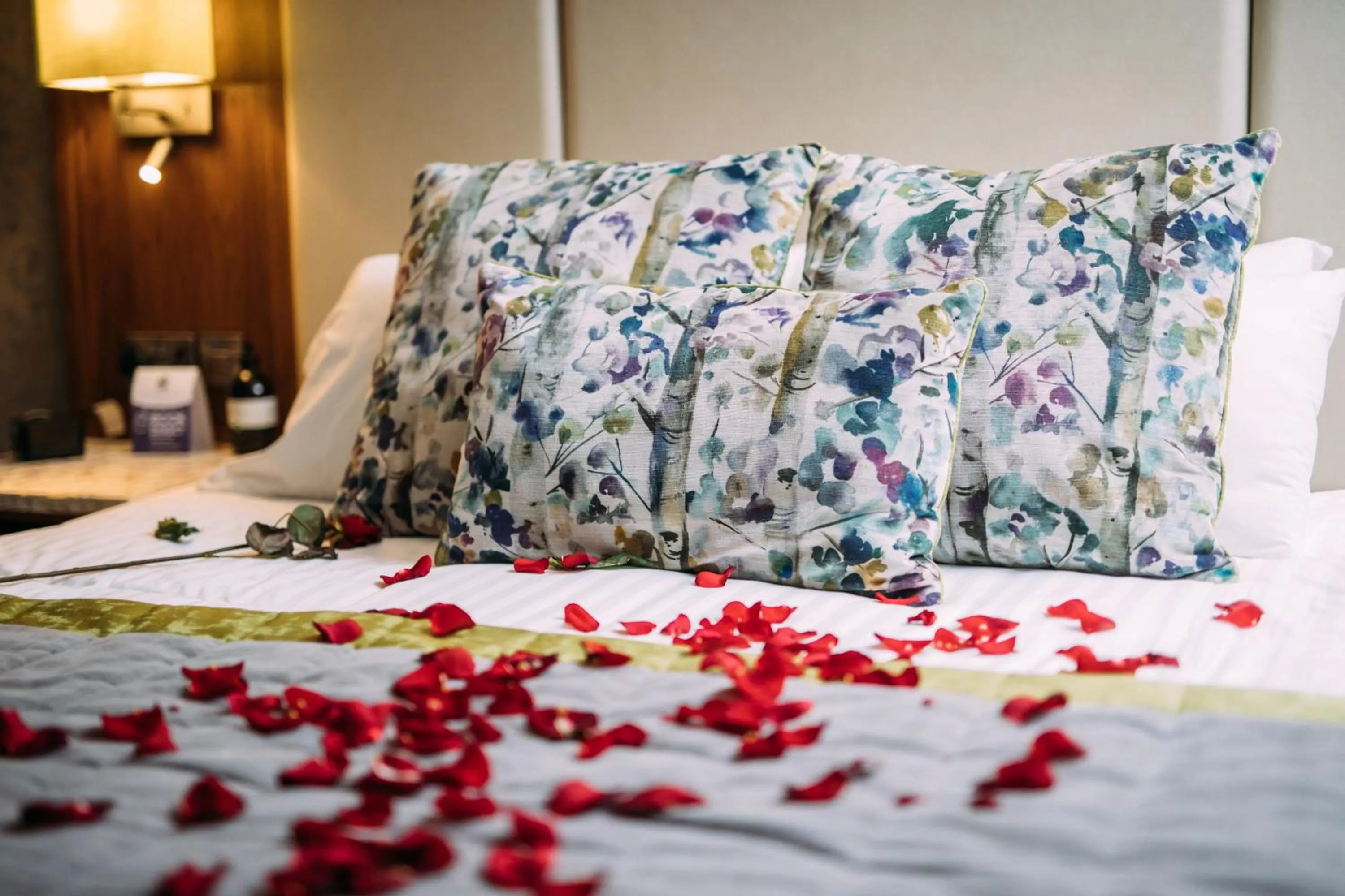 Bed in The Valley Hotel & Carriage Gardens