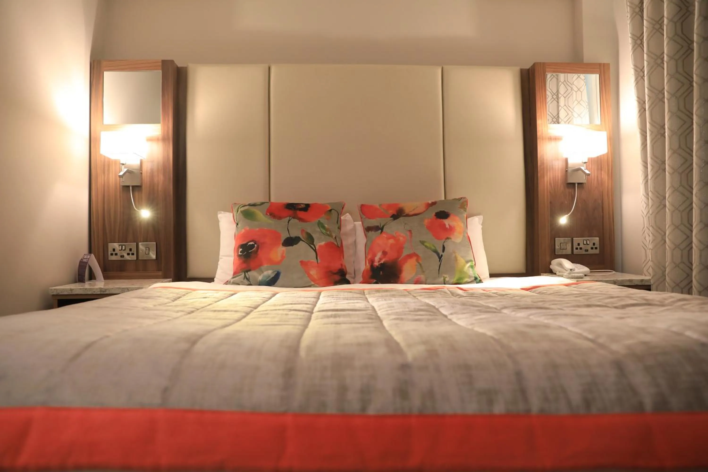 Bedroom, Bed in The Valley Hotel & Carriage Gardens